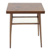 Table d'appoint en chêne tchèque des années 1960 avec étagère à magazines tissée