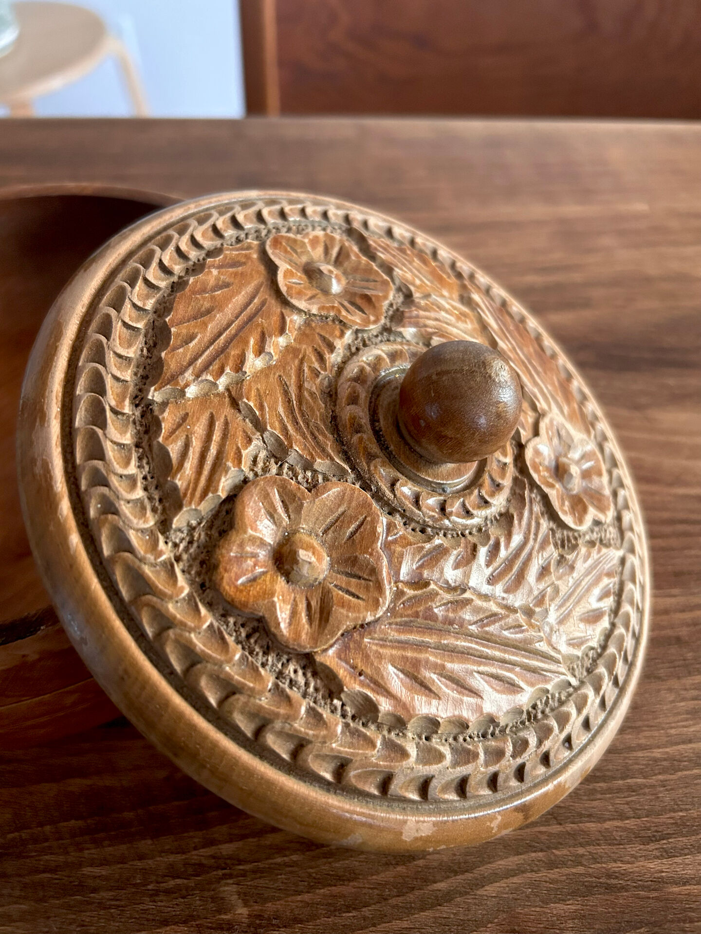 Boîte en bois sculpté à la main