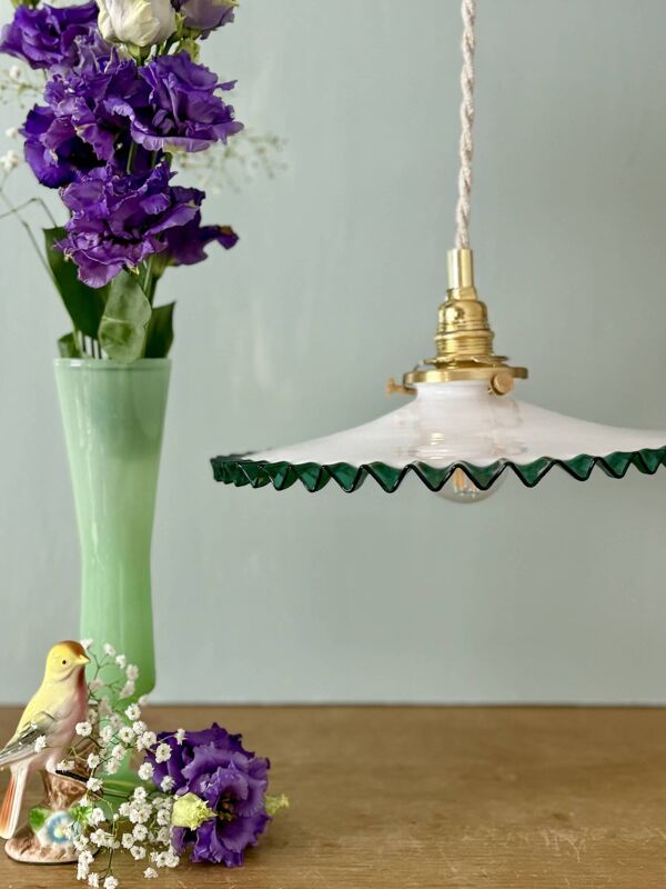 Suspension abat-jour ancien en opaline blanche et liseré vert clair
