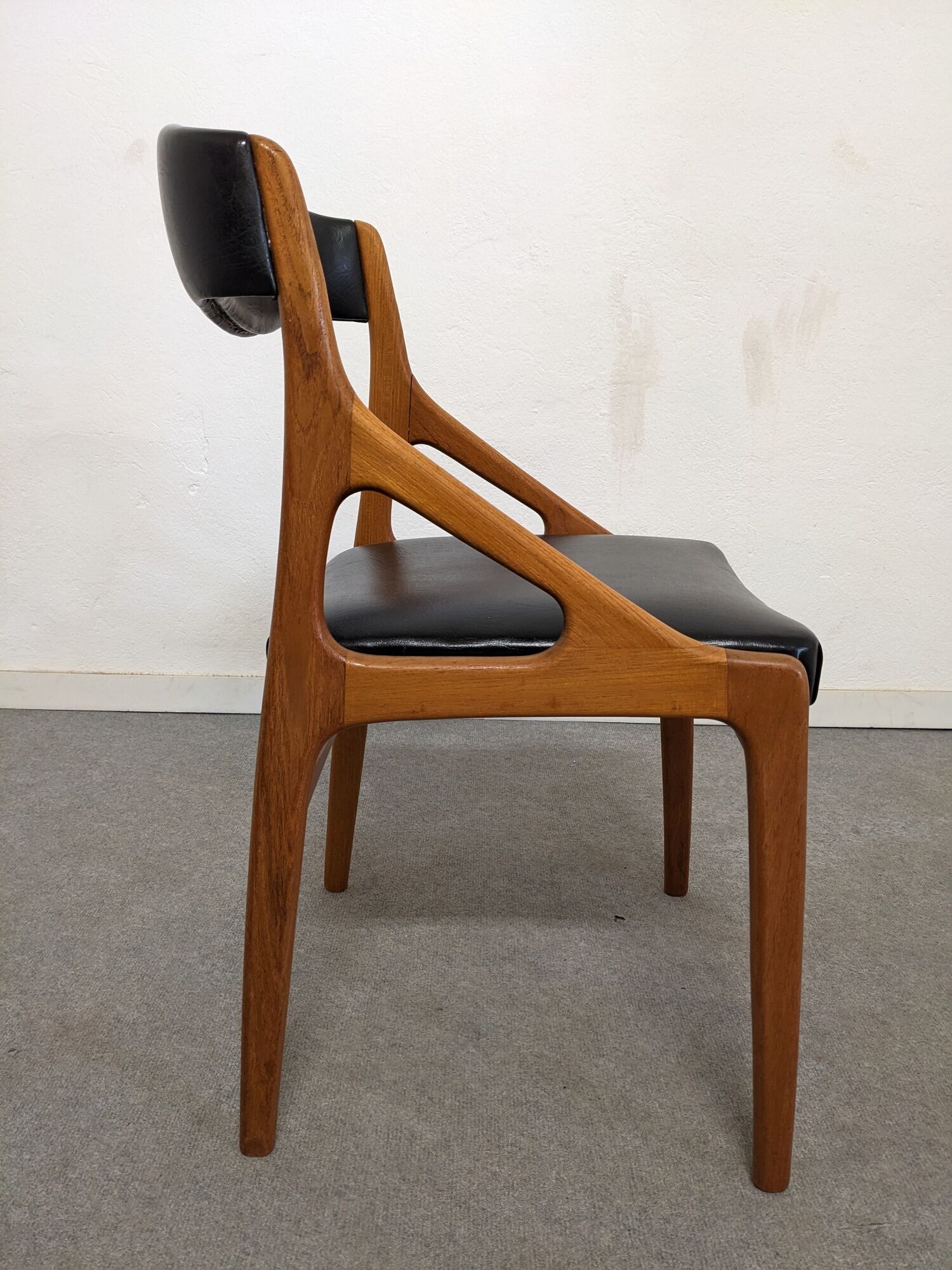 Series of 6 Scandinavian teak chairs from the 50s/60s