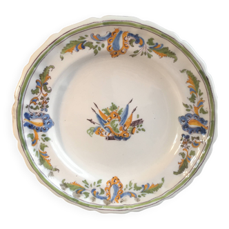 Assiette Drapeaux Moustiers 18ème siècle
