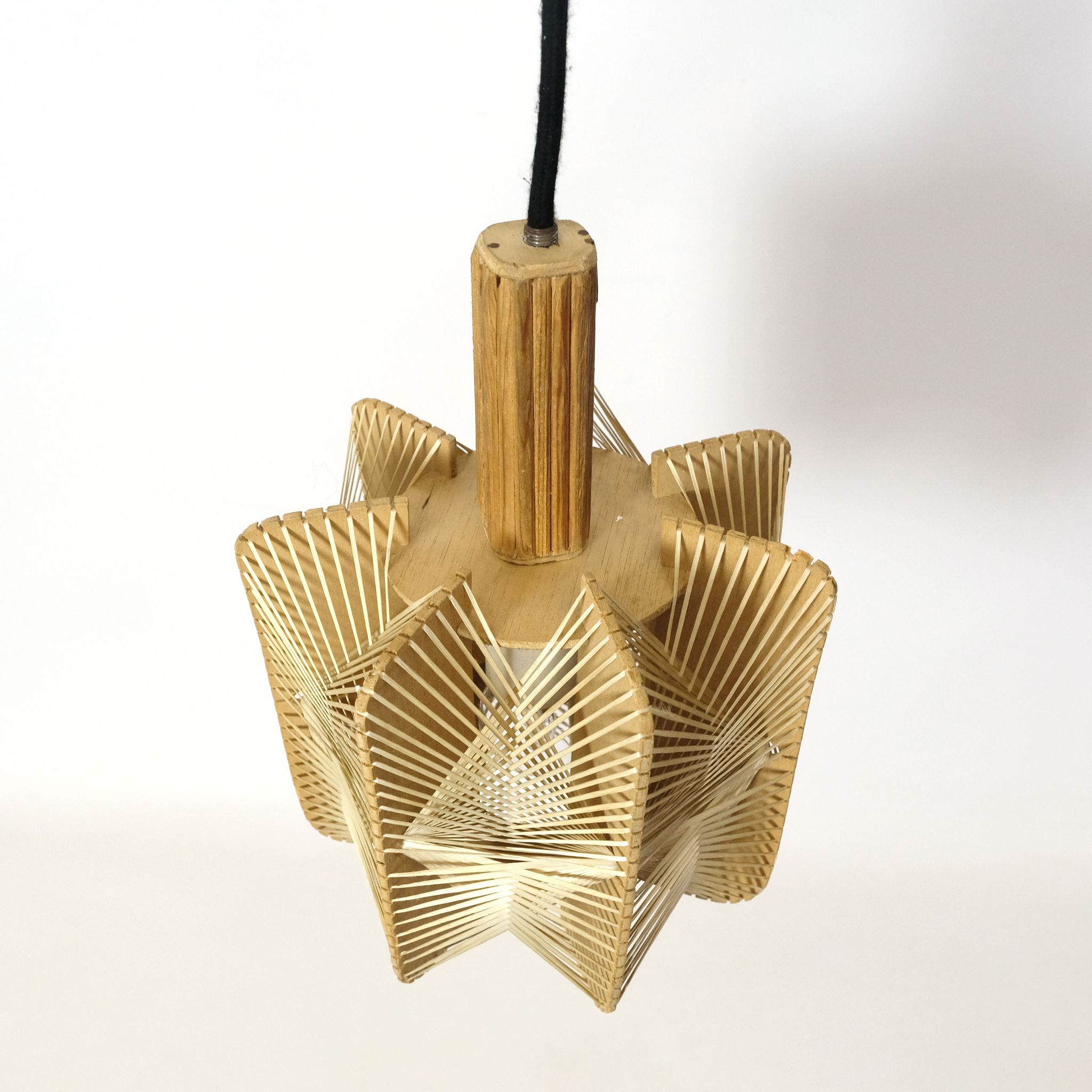 Hanging lamp in wood and threads of the 70