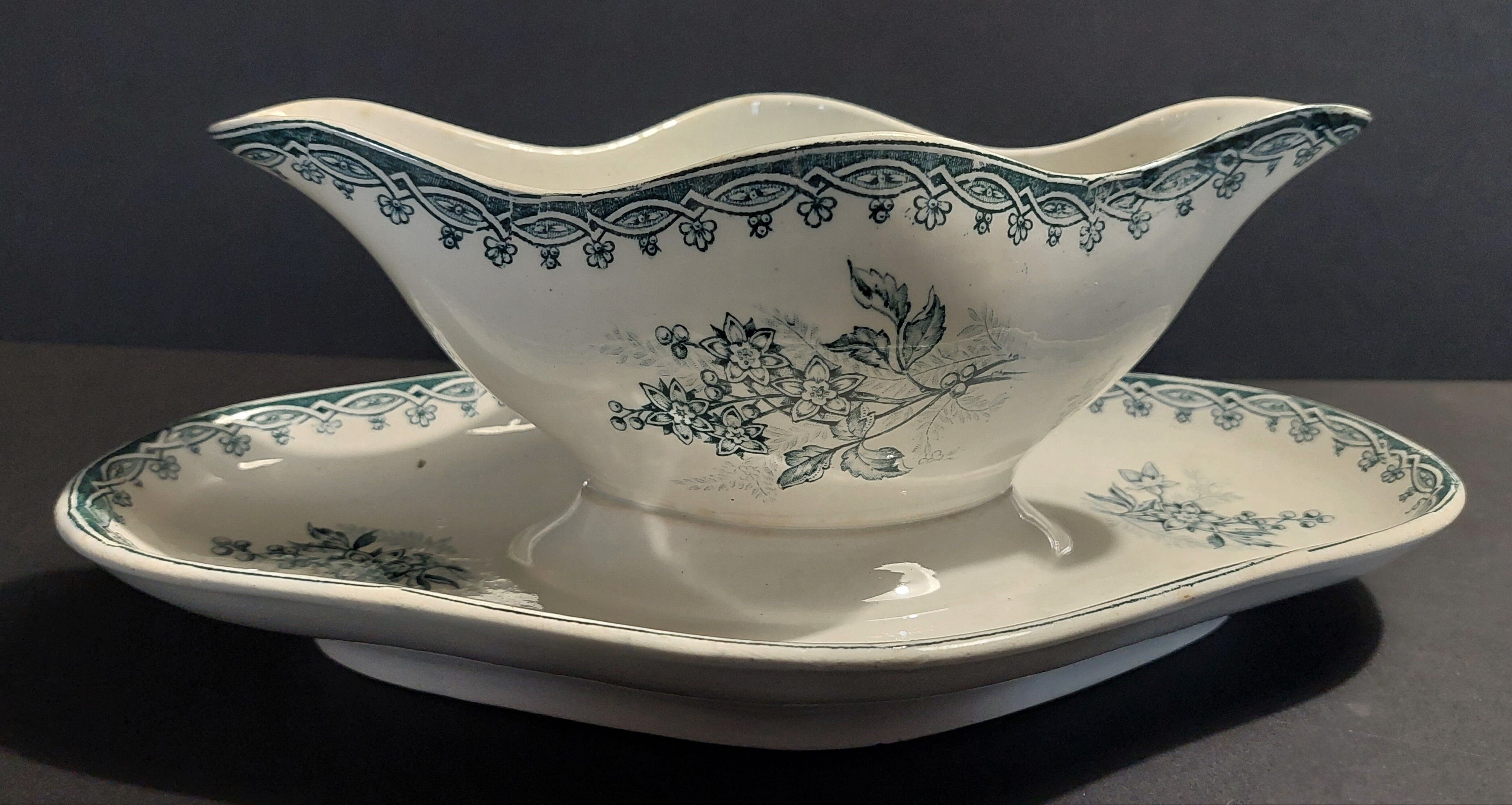 Saucière en faïence de Saint Amand décor Margot