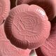 Assiettes barbotine fleur rose