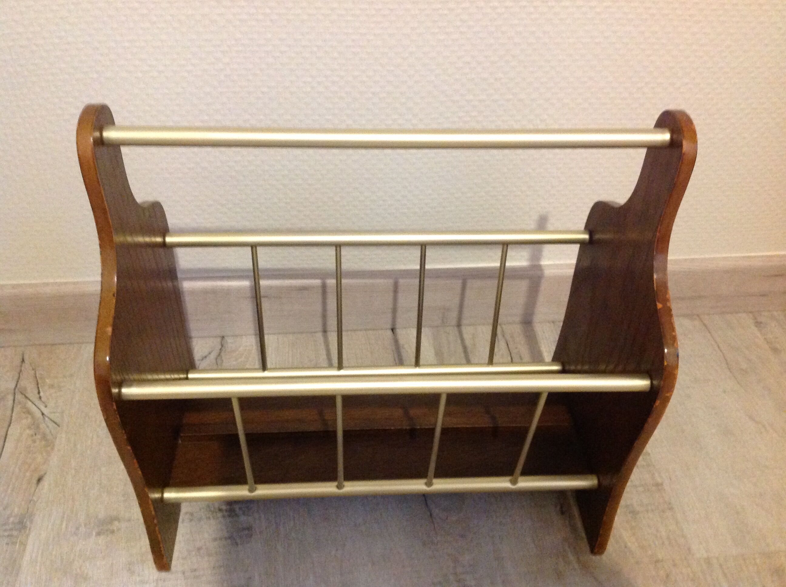 Magazine holder in gilded metal and wood imitation teak / vinatge 60s-70s