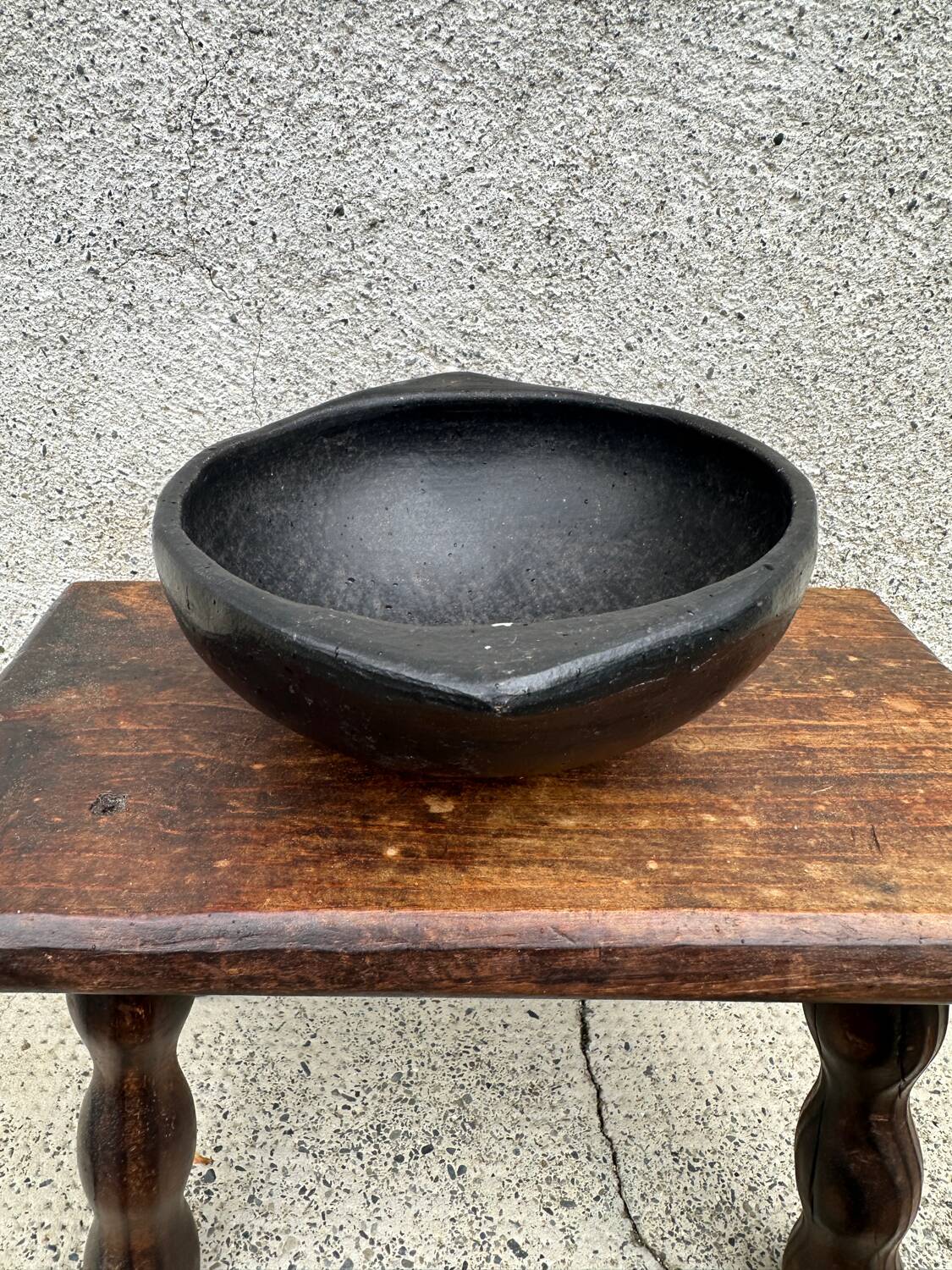 Ancient bowl, ethnic pottery in Colombian La Chamba ceramic.