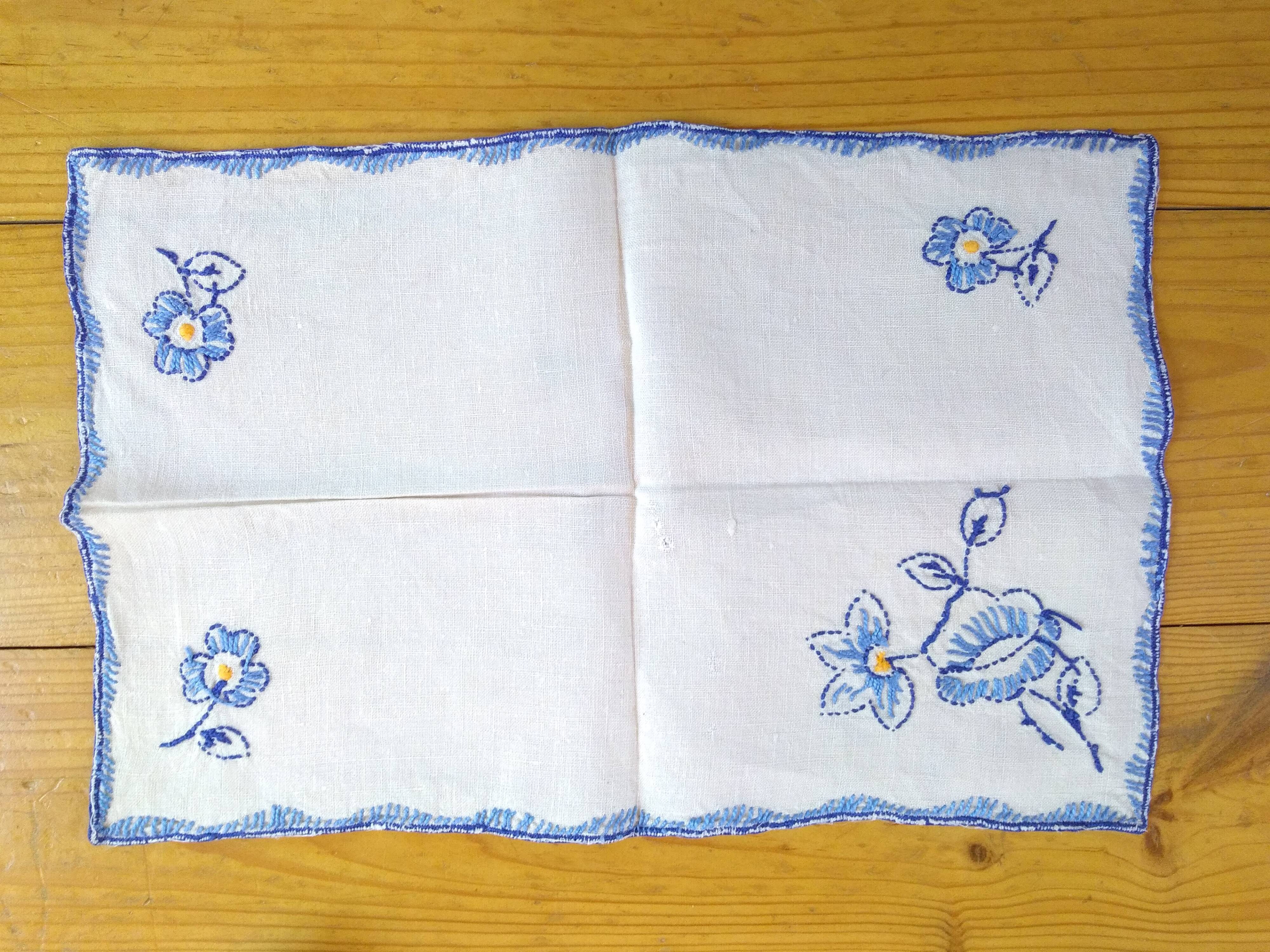 Tea tablecloth and its 6 hand-embroidered towels