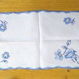 Nappe à thé et ses 6 serviettes brodées mains