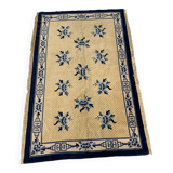 tapis chinois Pekin fleurs de lotus sur un fond jaune – très bon état (201 x 131 cm)