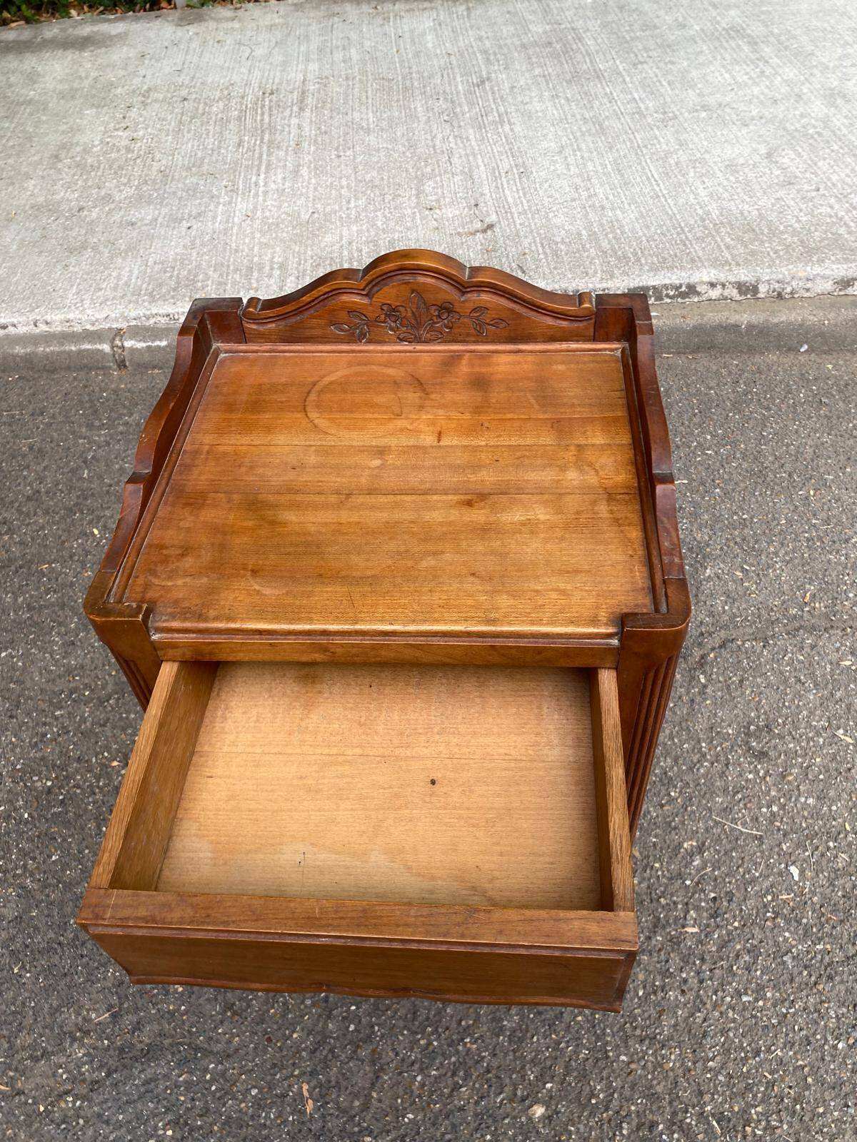 Table de chevet Louis XV en chêne massif 1920