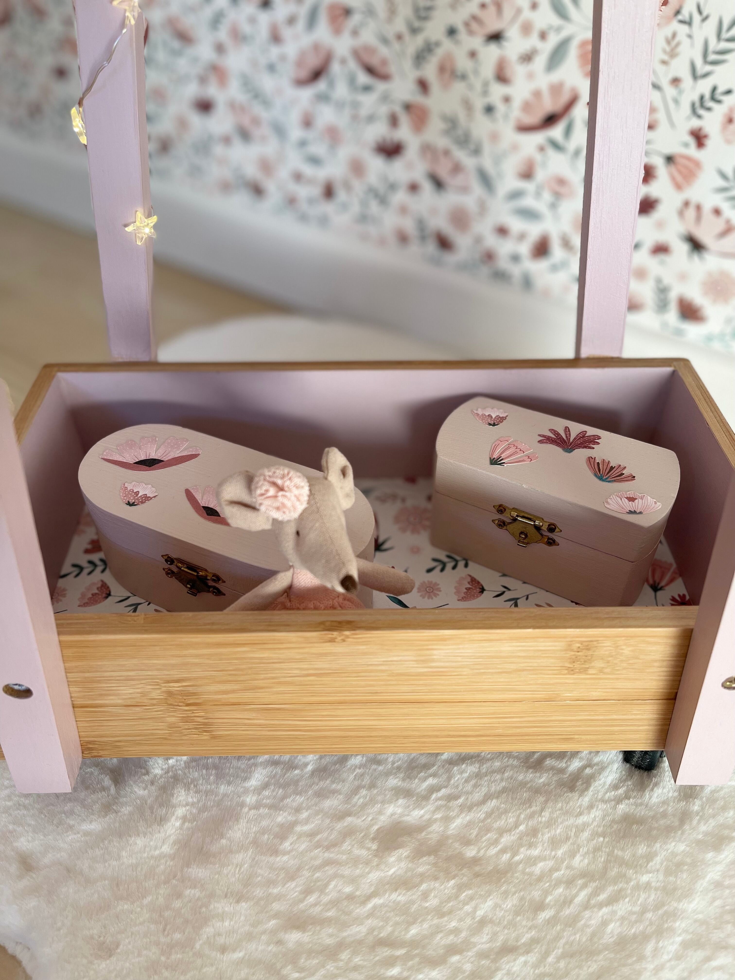 School desk assembly and its seat