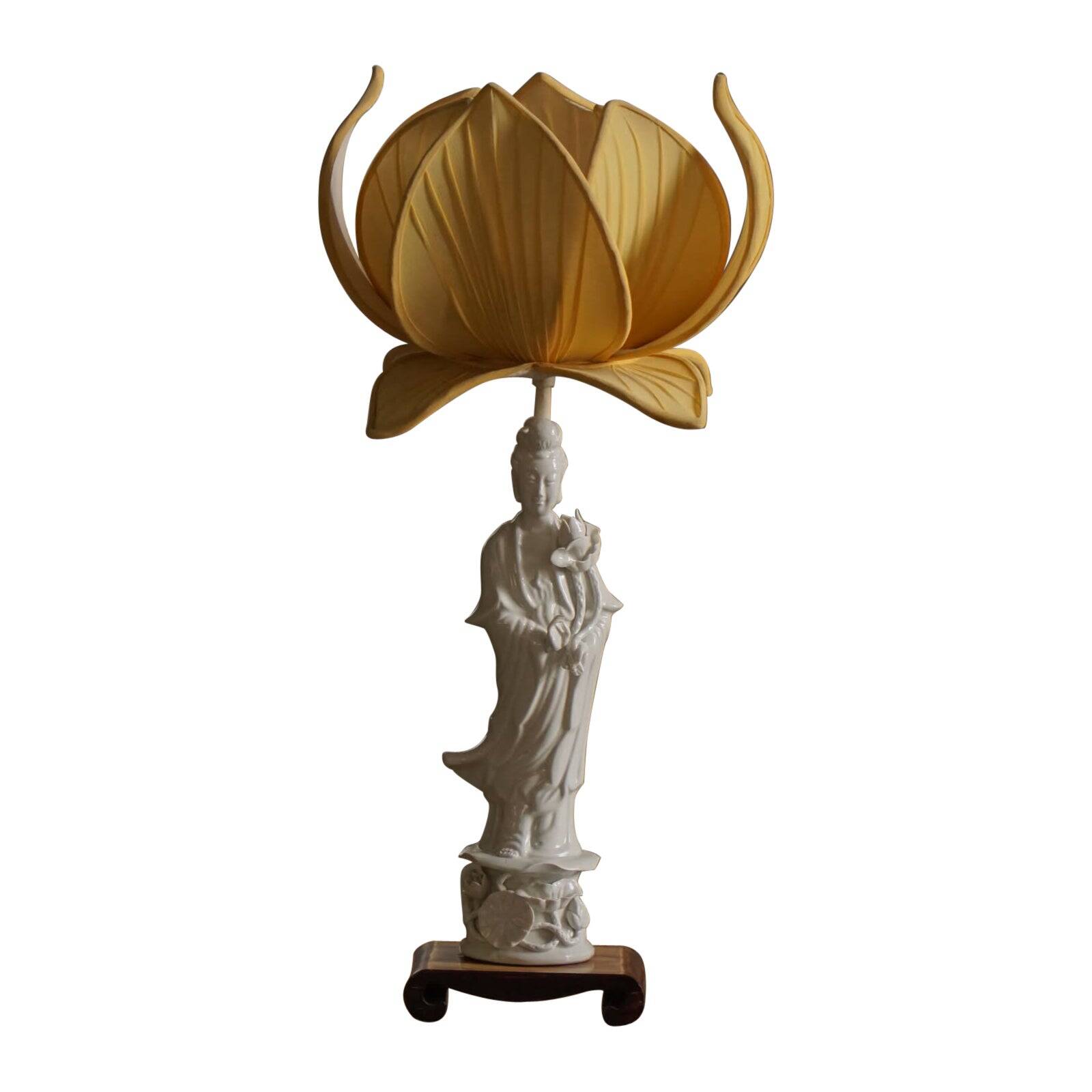 Vintage table lamp in Chinese porcelain with yellow floral shade, mid-20th century.