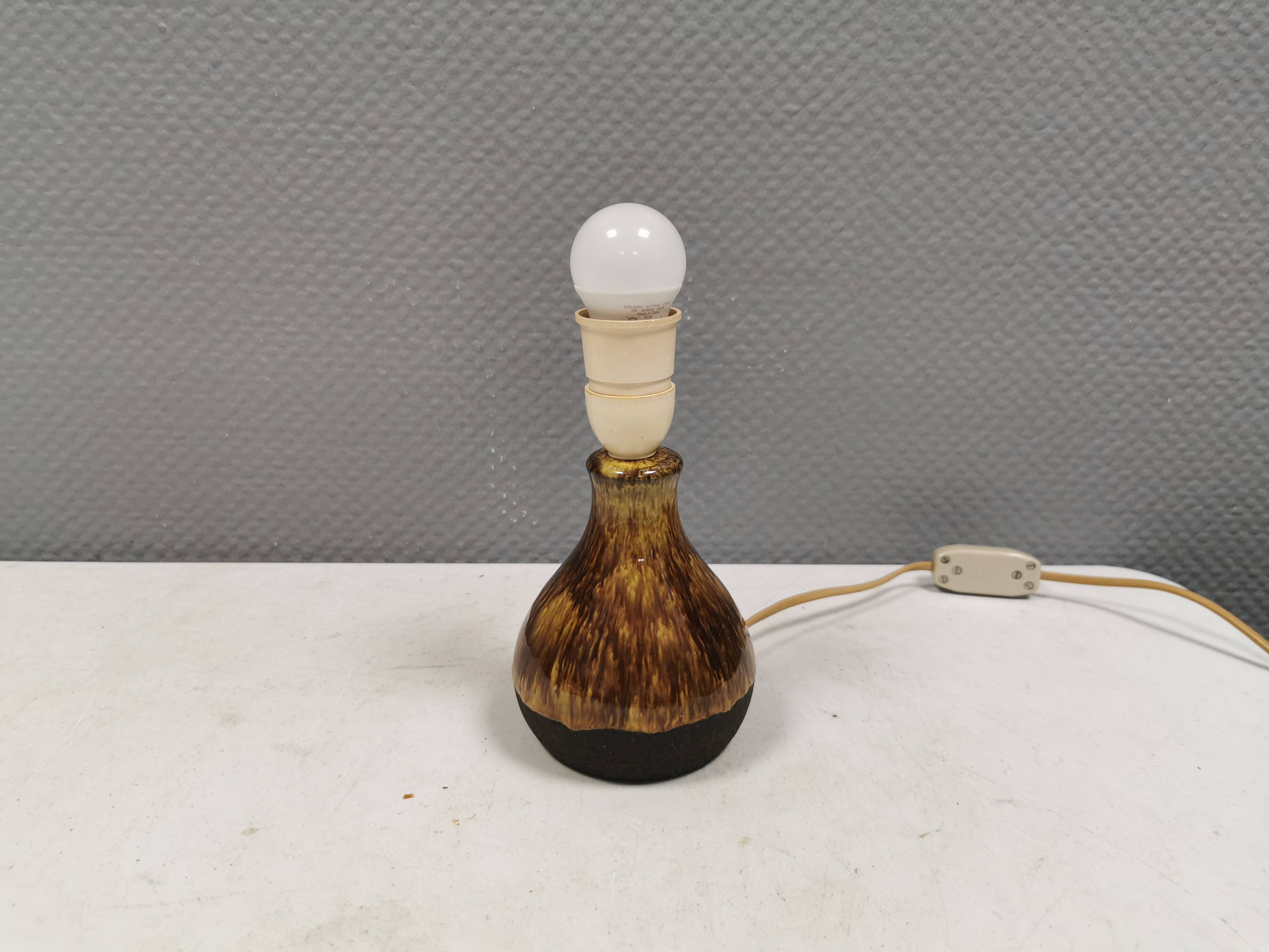 Petite lampe de table en céramique avec émail 'lava' de la céramique Danske Belka, 1970.