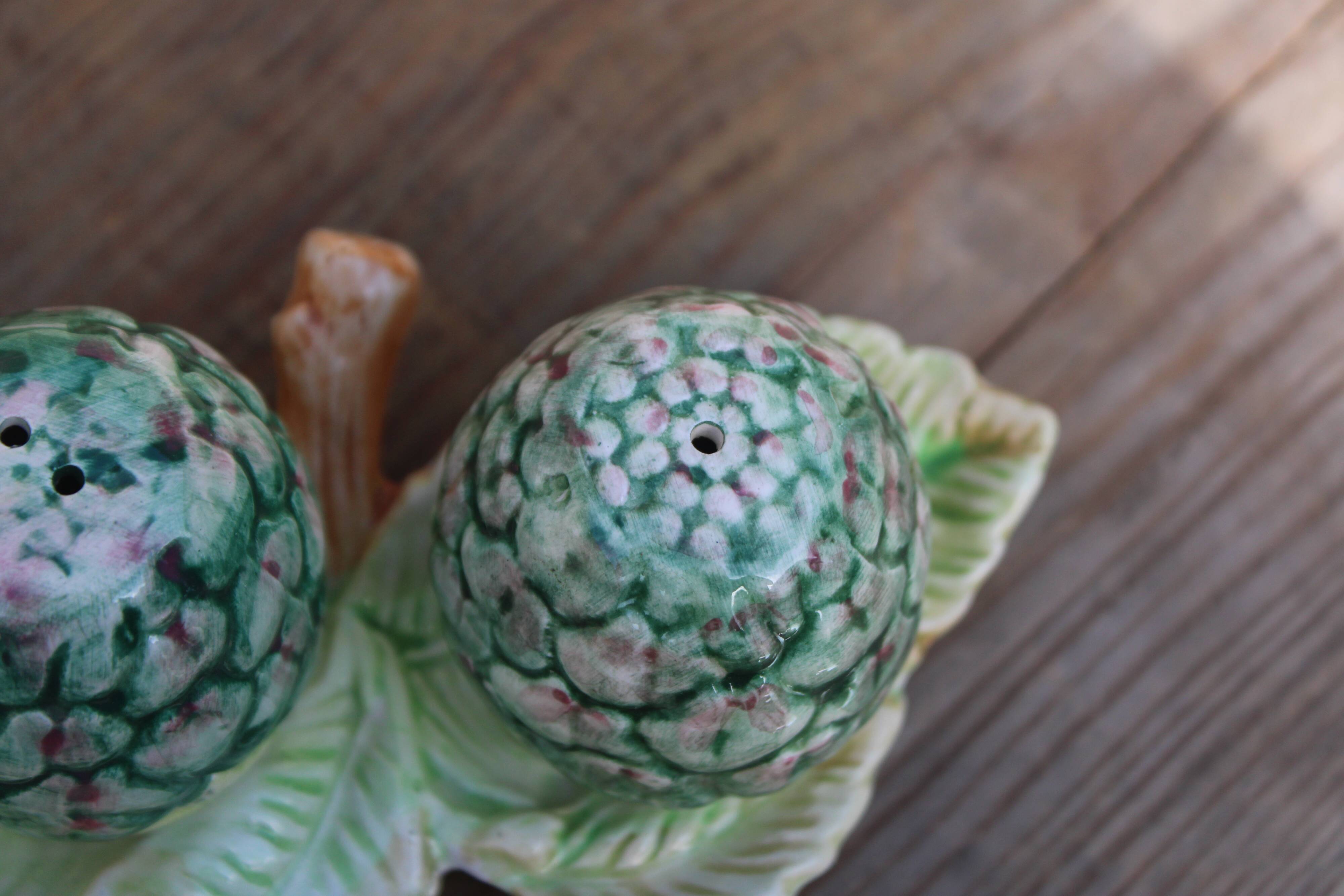 Salt & pepper set in slip – artichokes on leaf tray