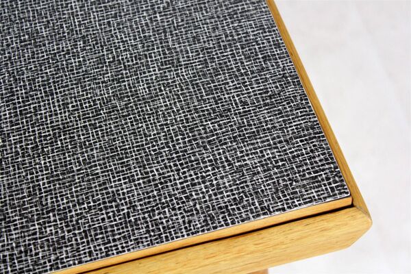 Table basse avec plateau en Formica double face d'Interier Praha, années 1960.