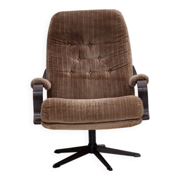 Fauteuil pivotant danois des années 1970, en velours côtelé, bois de hêtre foncé.