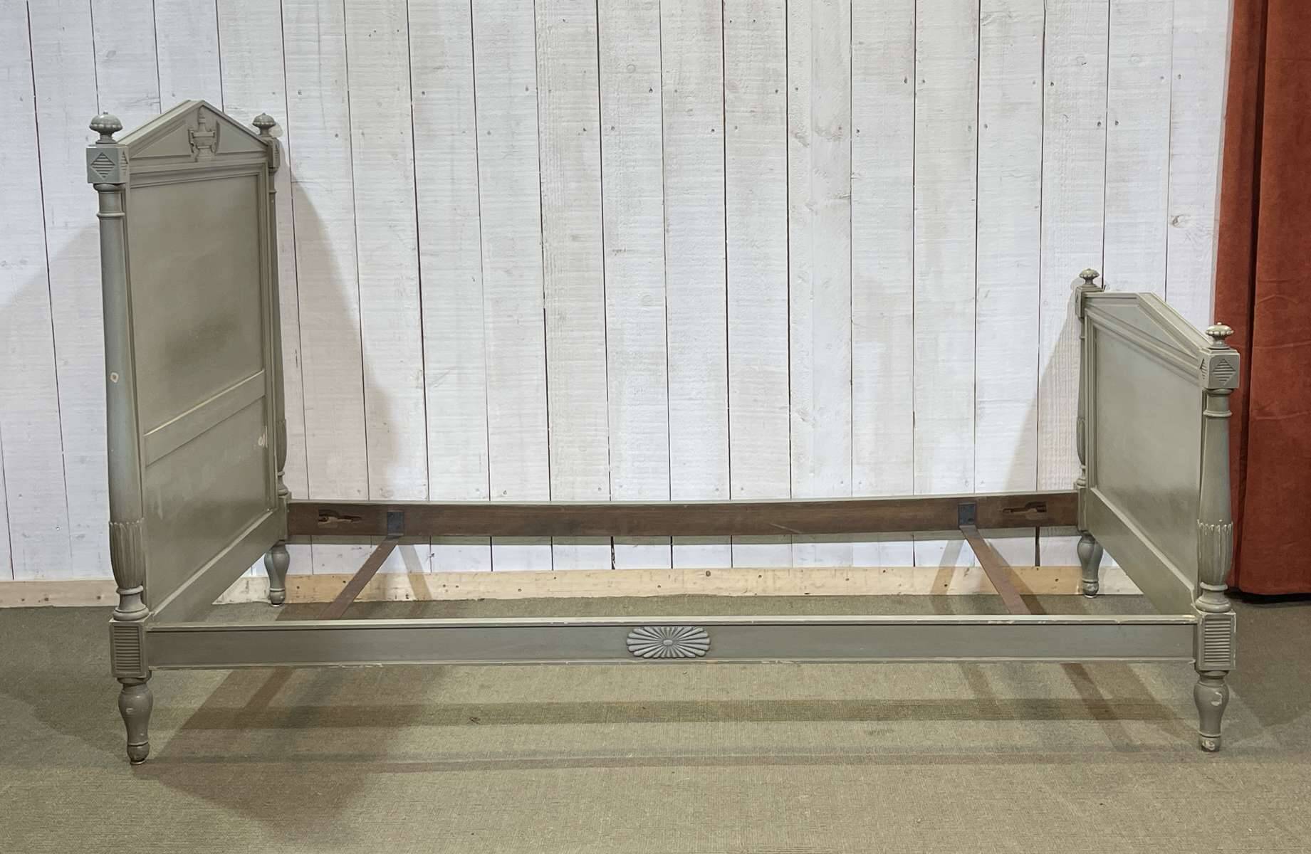 Lit de style Louis XVI début XXème en bois peint