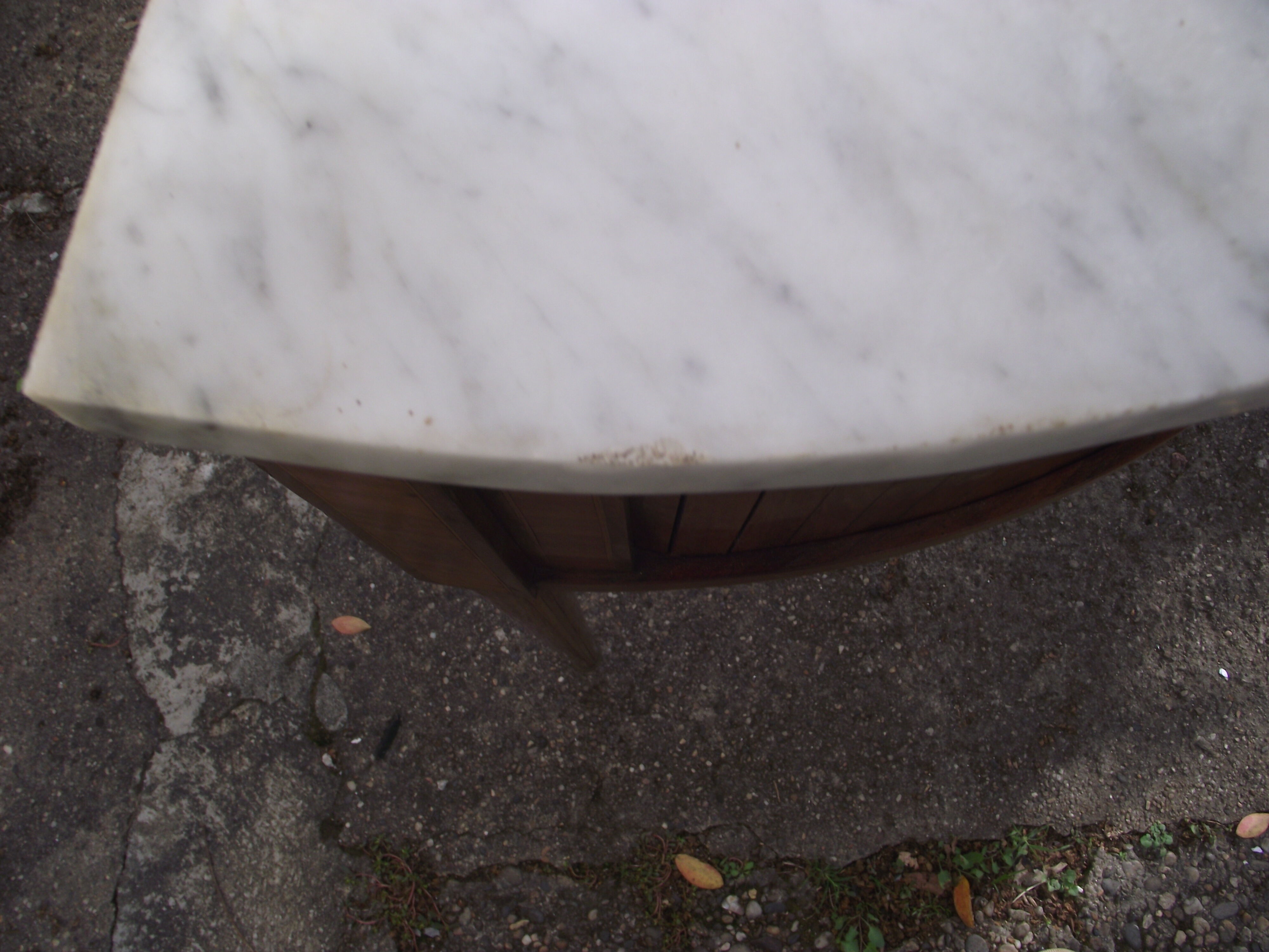 Console d'angle de style Louis XV marquetée début XXème