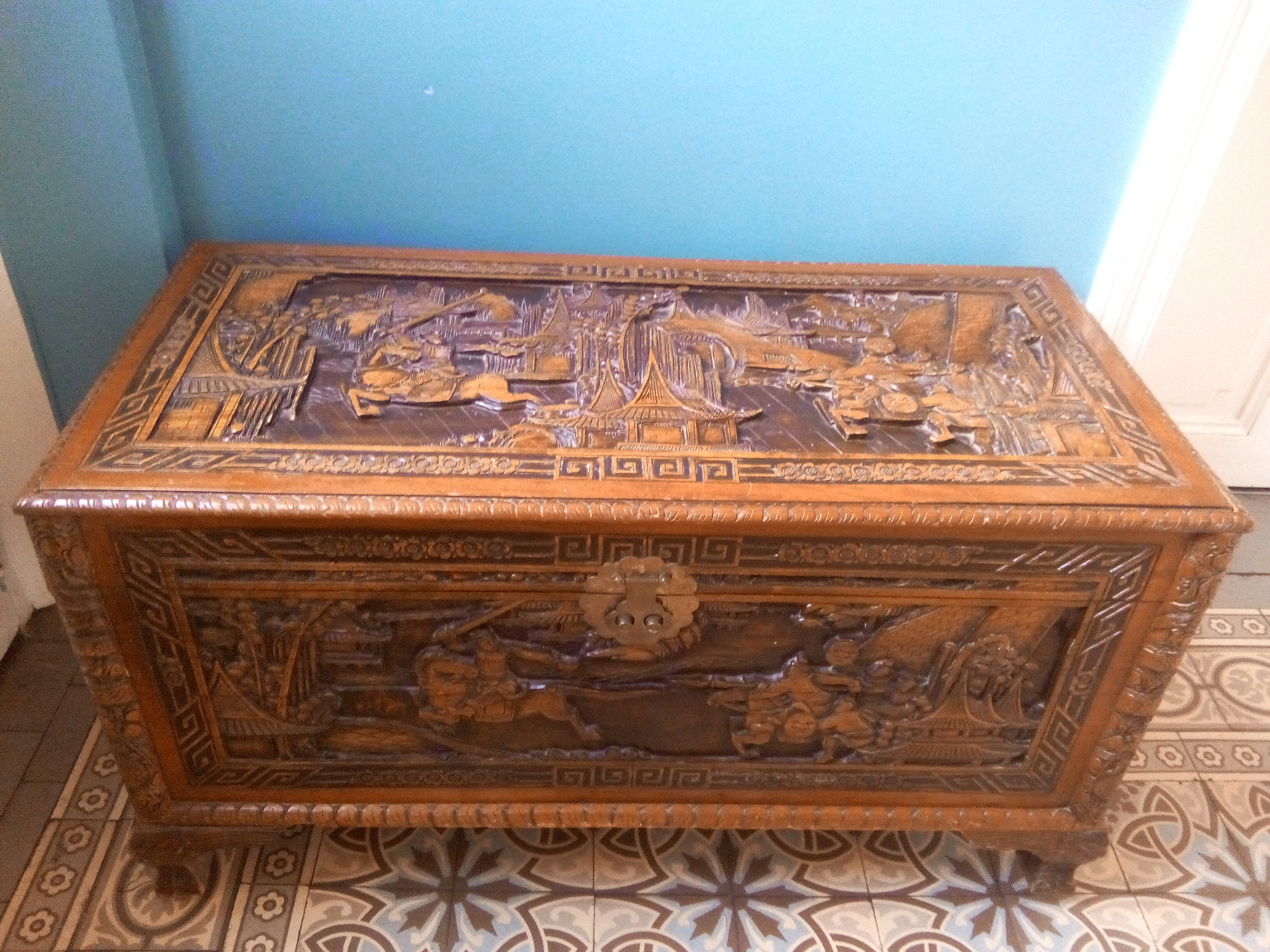 Coffre Indochinois en camphrier sculpté