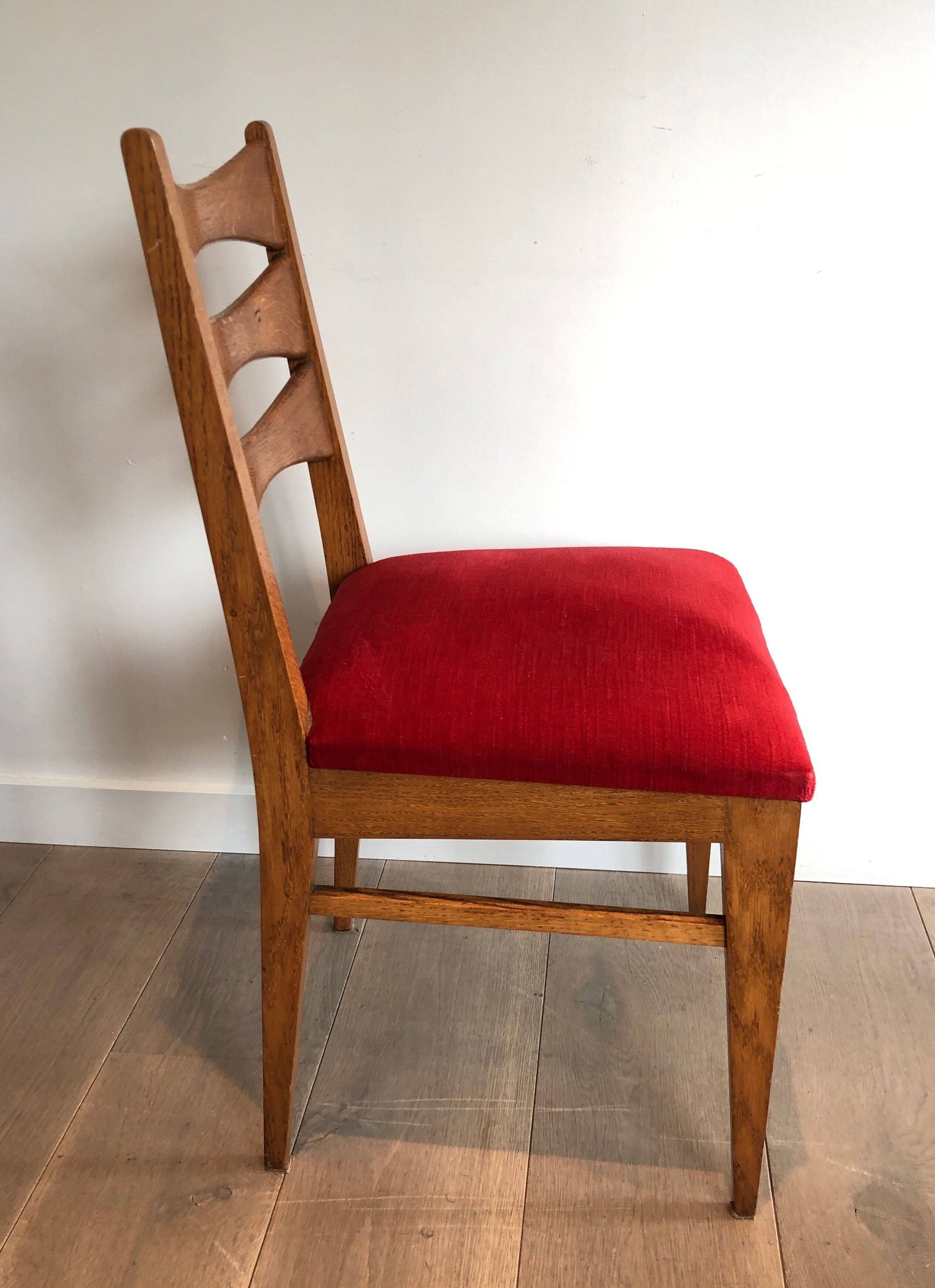 Suite de 6 chaises en chêne et assises de velours rouge