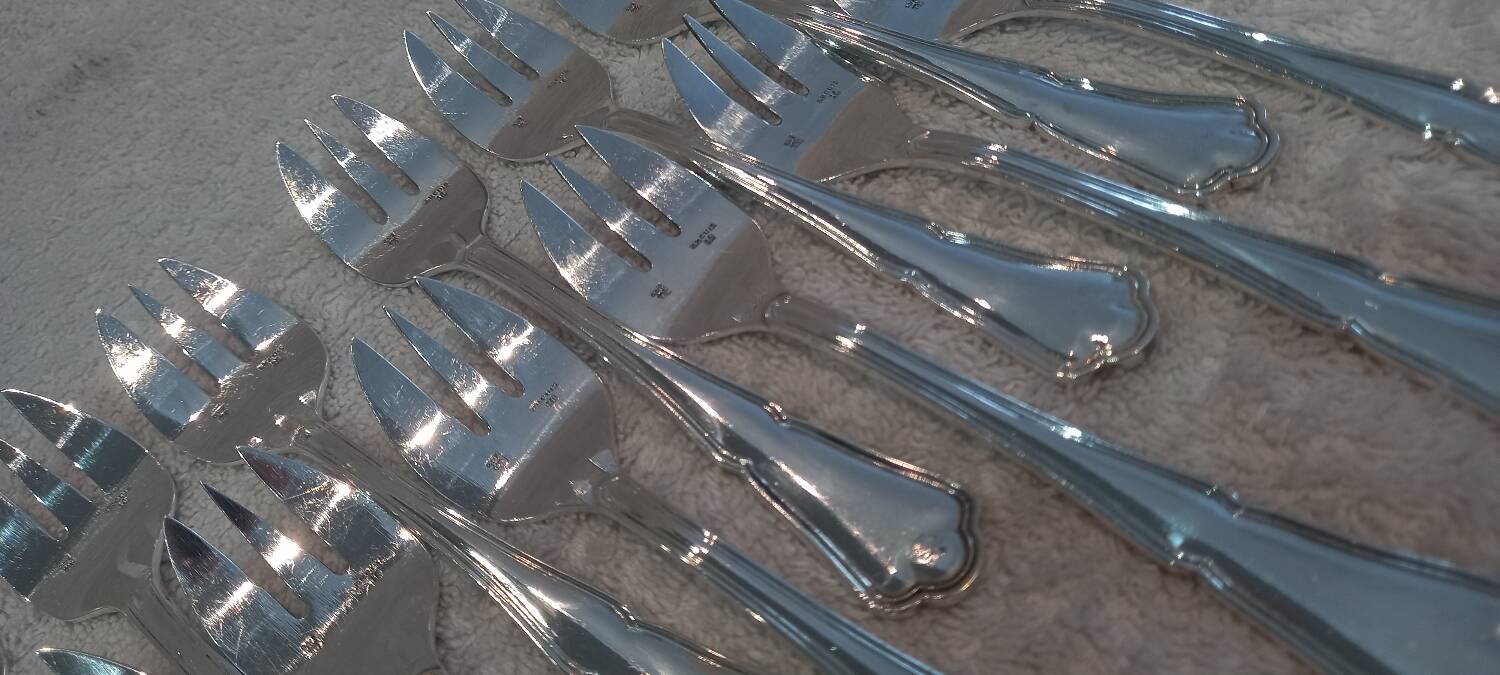 12 silver-plated oyster forks, 13.3cm contours