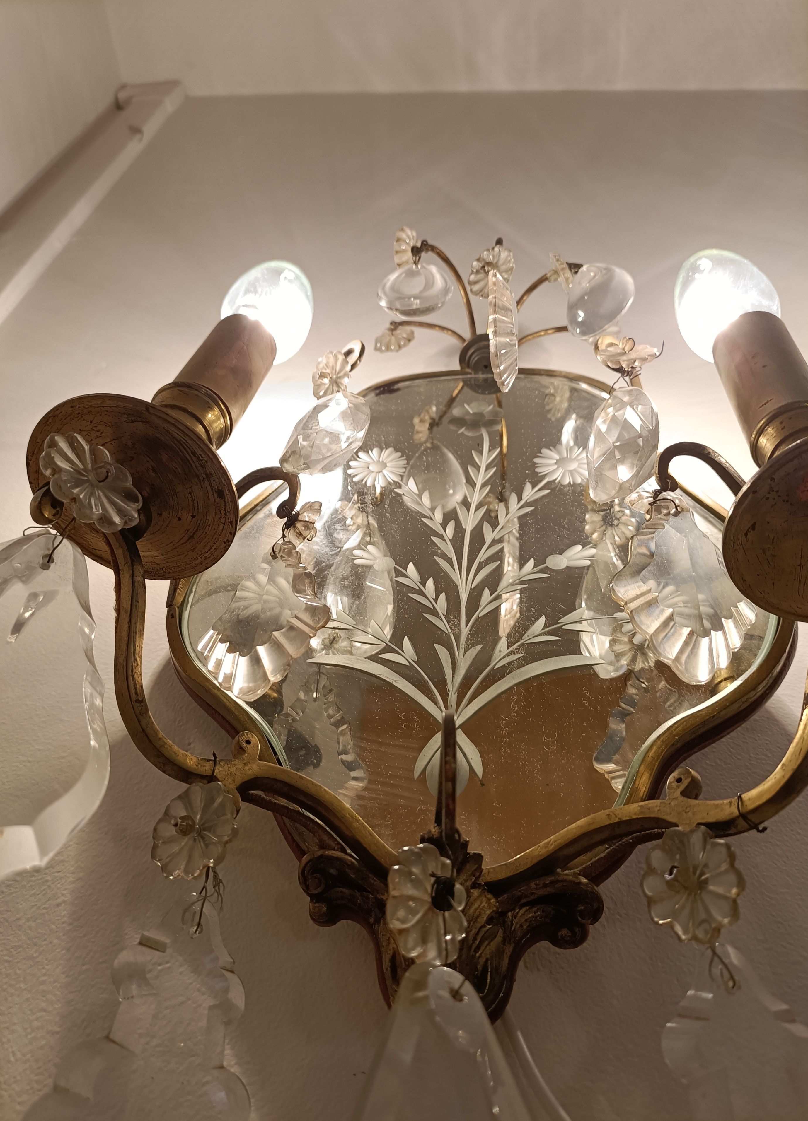 Pair of mirror sconces with two arms of light with gilded brass grapevines, Italy 1960.