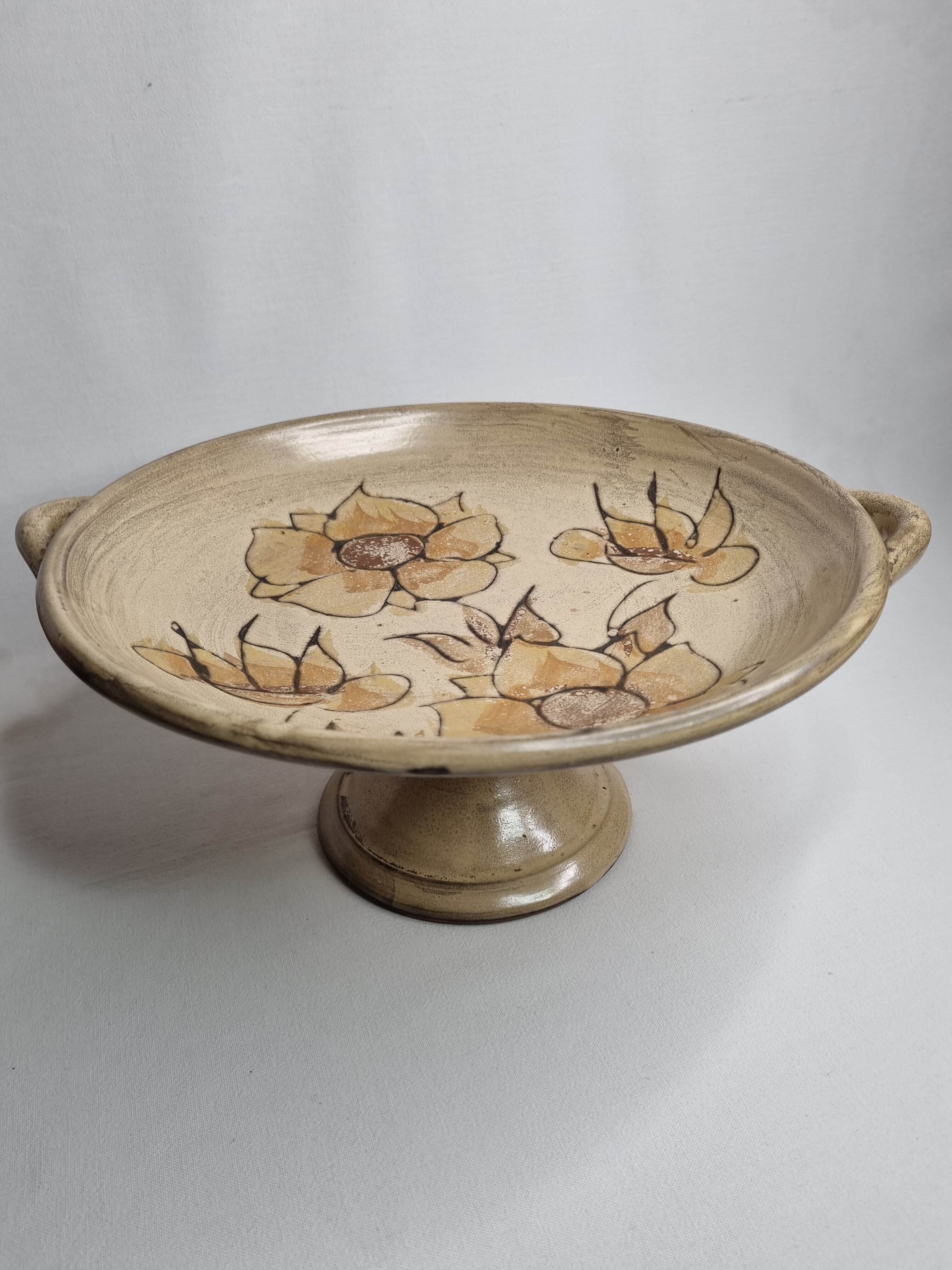 Plat de présentation sur piédouche en céramique émaillée, Vallauris, 34 cm