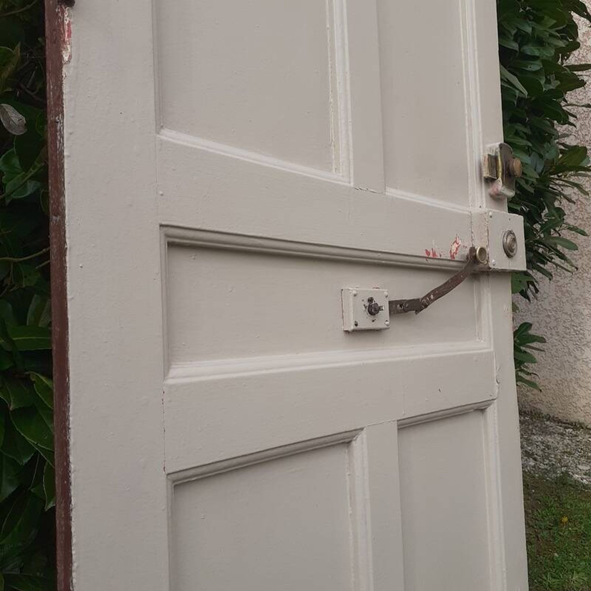Porte d’entrée pleine ancienne en bois massif