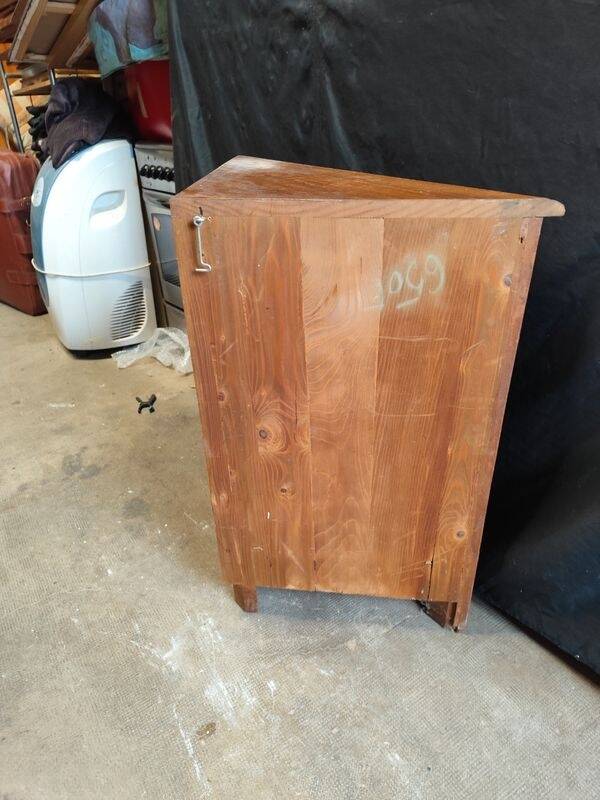 Corner wardrobe in solid wood rustic style