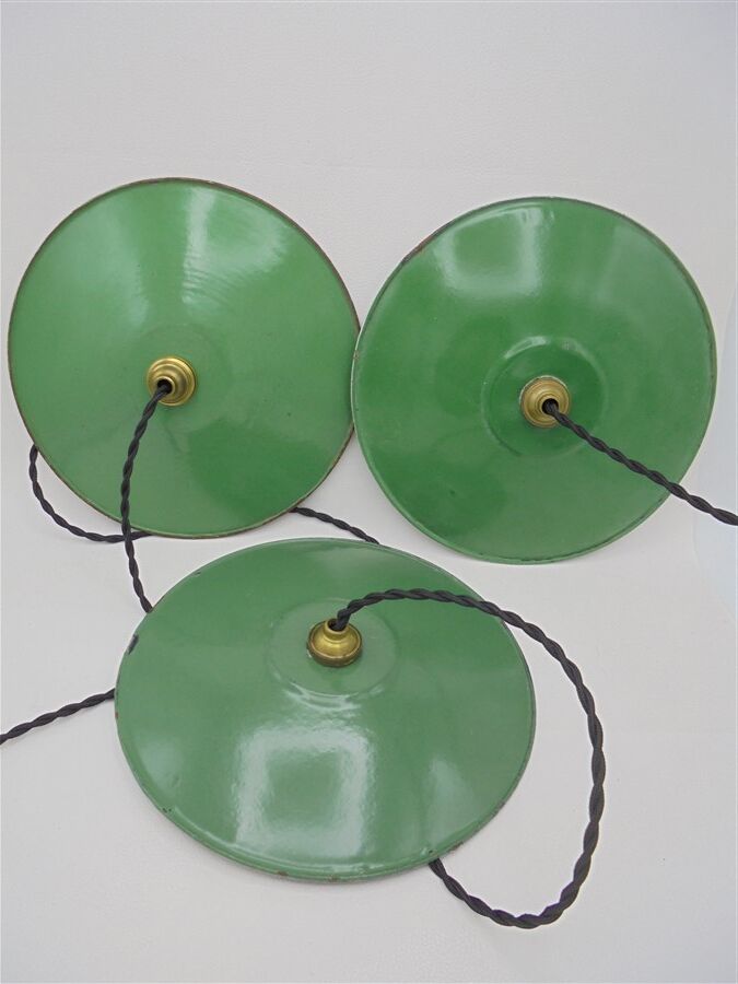 Trio of enamelled sheet metal suspensions