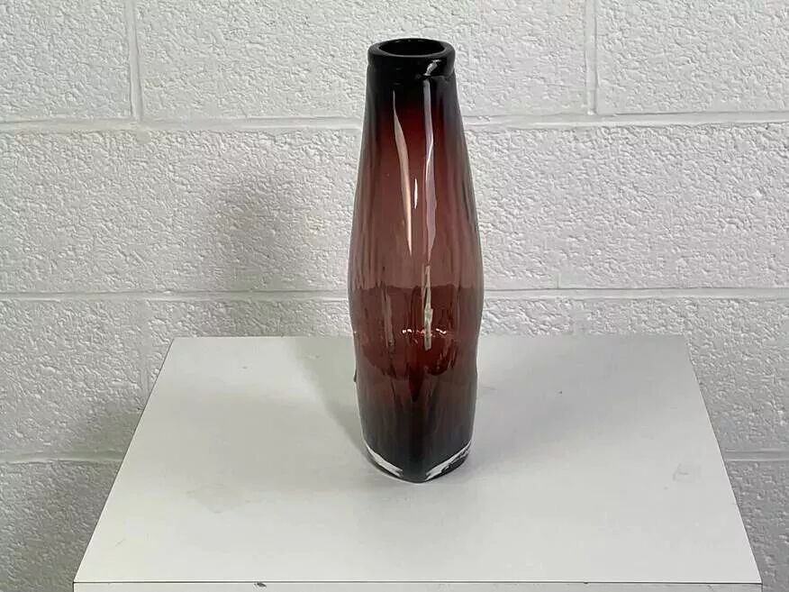 Vase en verre violine