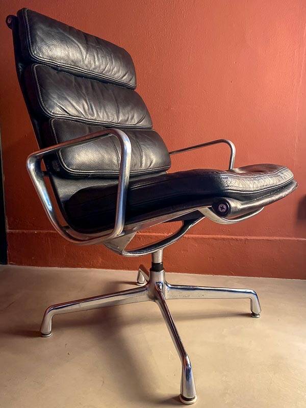 EA 216 armchair Herman Miller old edition