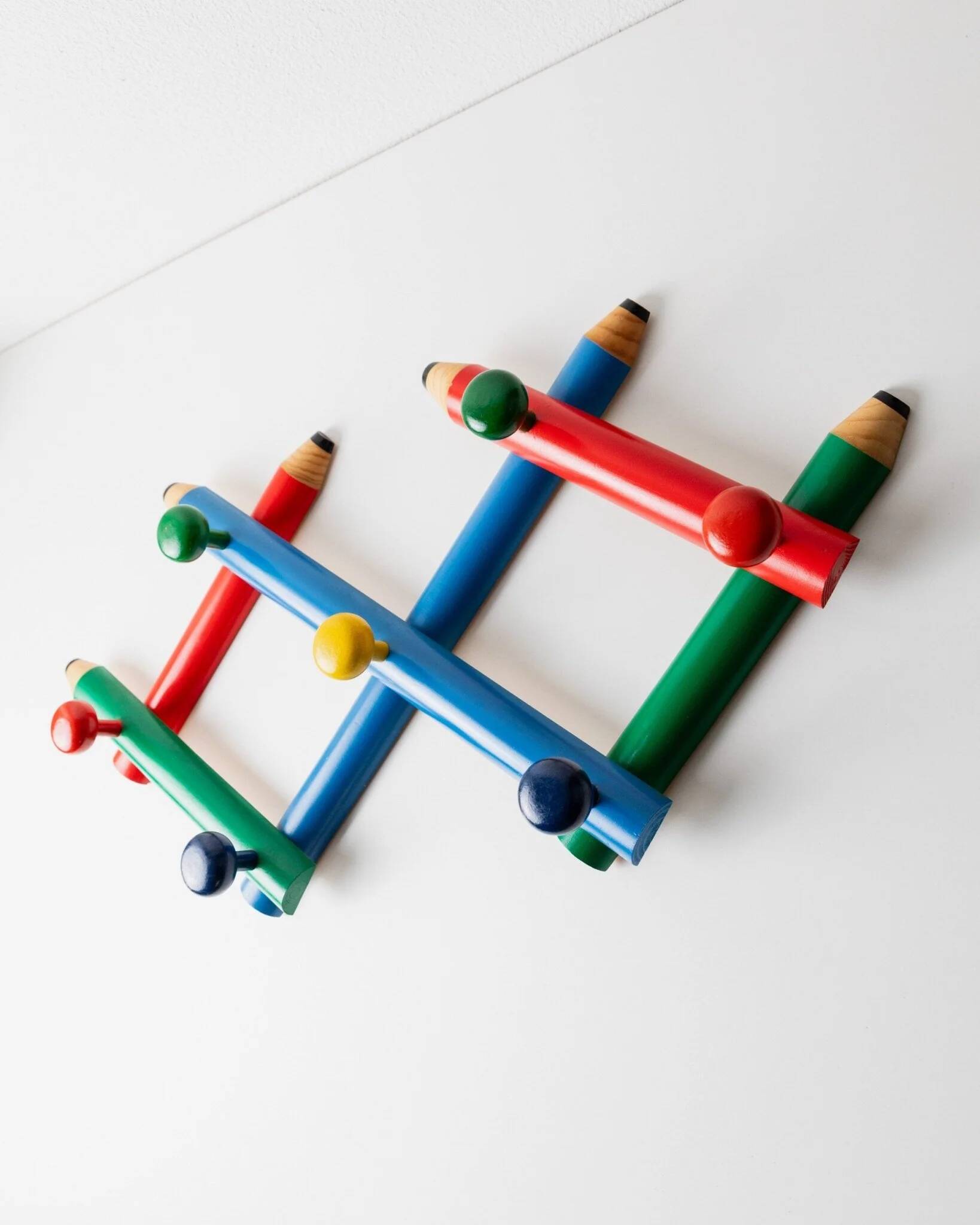 Vintage coat rack from the 1980s in the style of Pierre Sala, Memphis style, pencil pattern, extendable, 7 hooks.