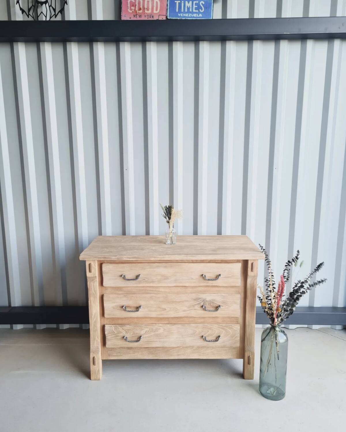 Solid wood chest of drawers