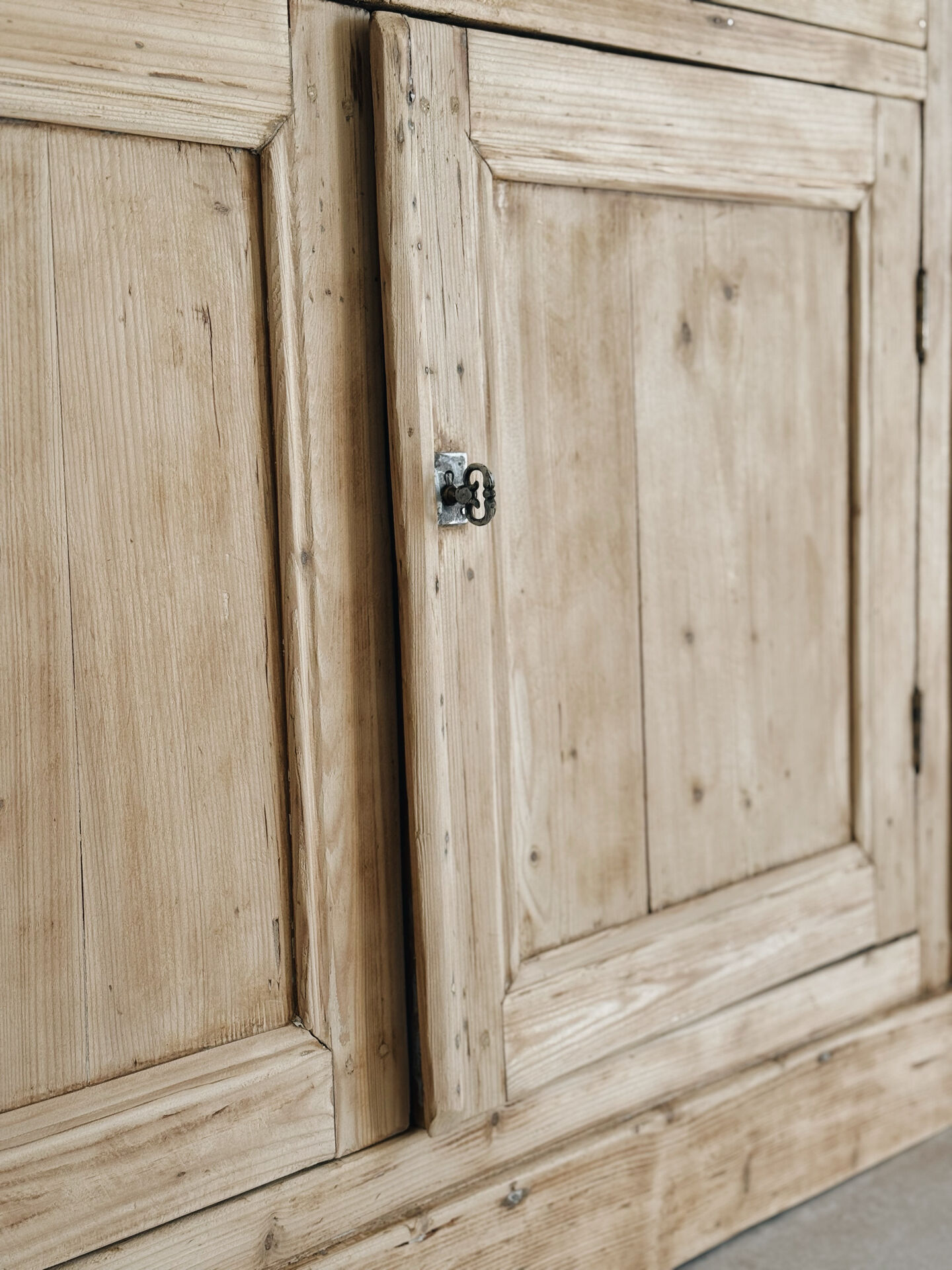Buffet parisien en bois clair