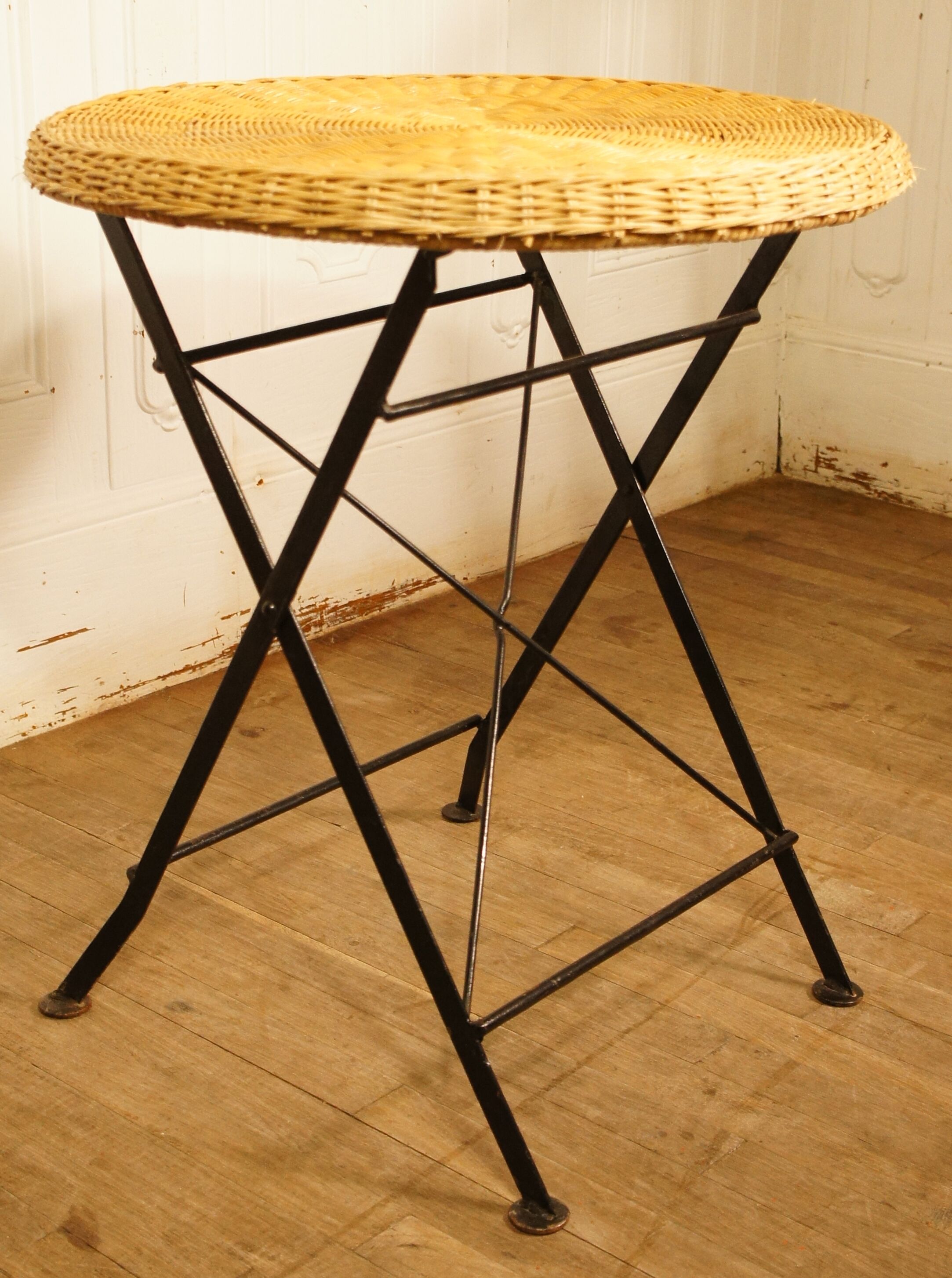 Rattan folding table & metal