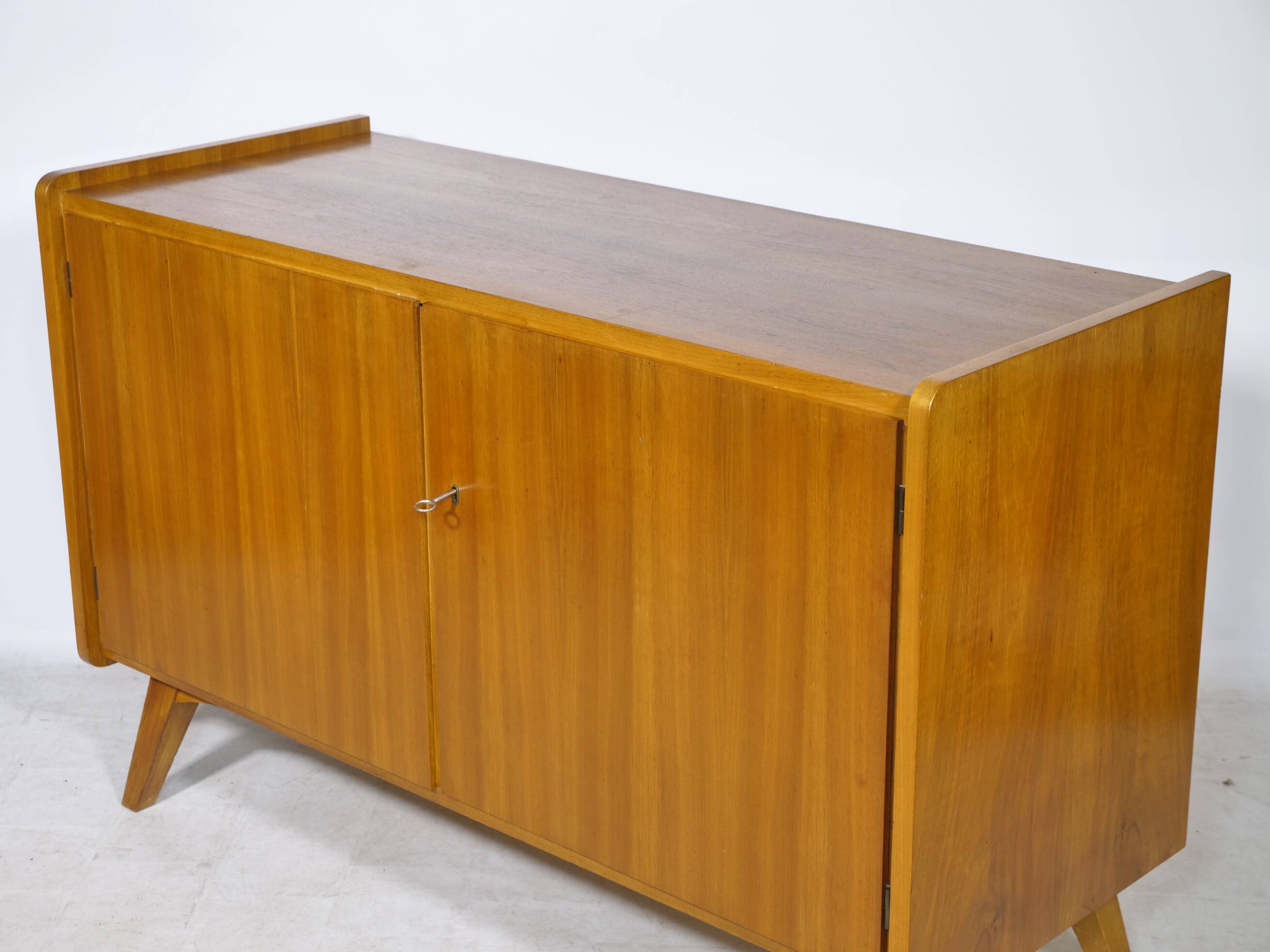 Buffet en noyer des années 1960, style milieu de siècle
