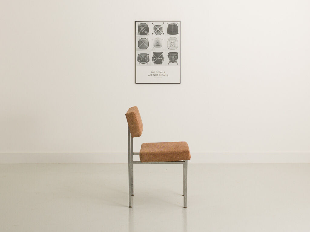 Chaise de bureau avec une structure en acier chromé et dossier large
