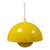 Lampe suspendue dans une belle couleur jaune