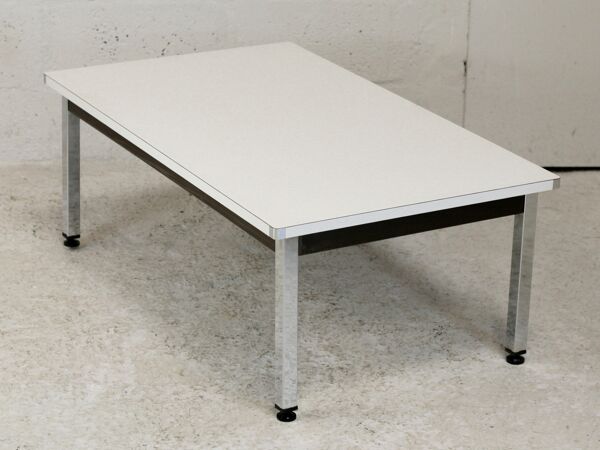 Table basse piètement acier chromé, plateau melaminé blanc. france, circa 1970