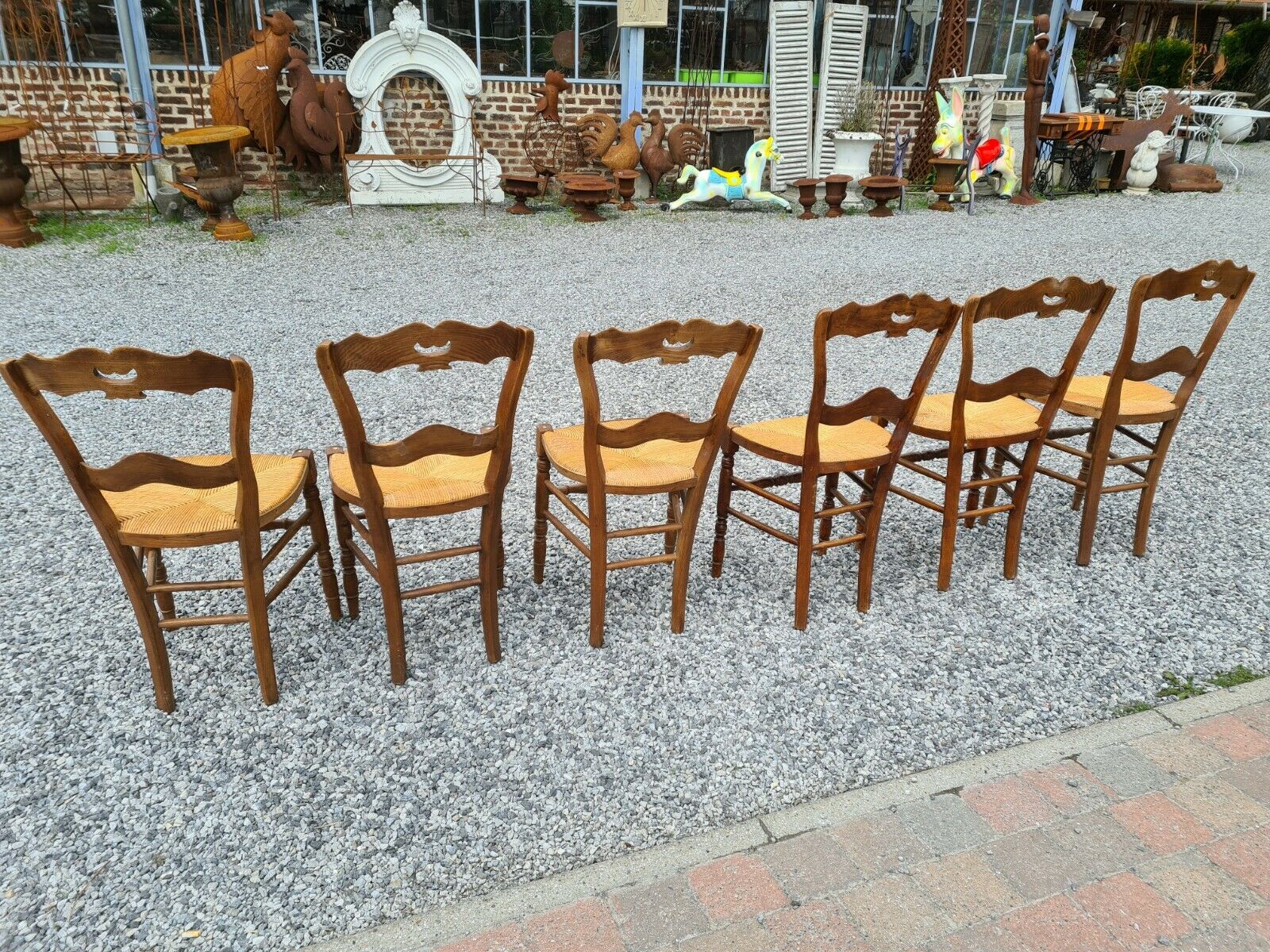 6 mulched chairs