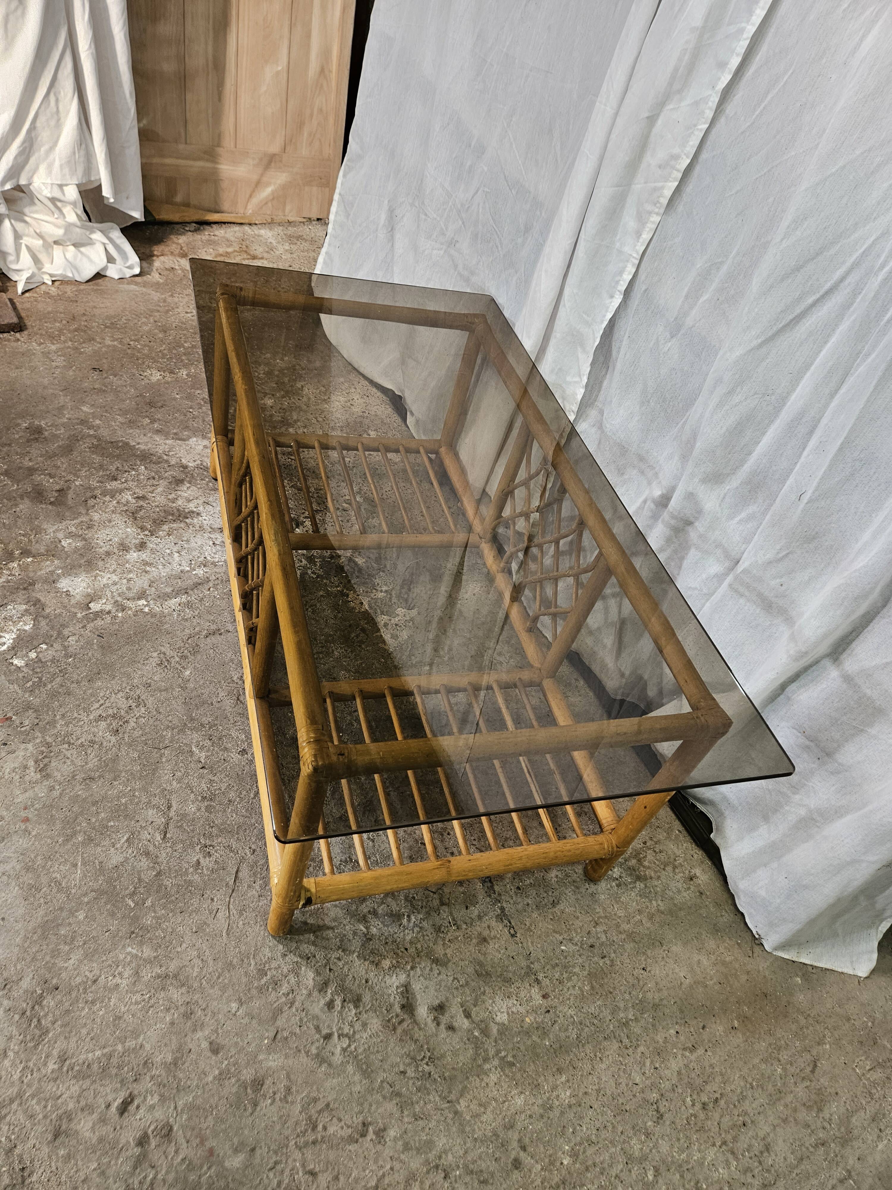 Table basse en rotin dessus verre fumé 1970