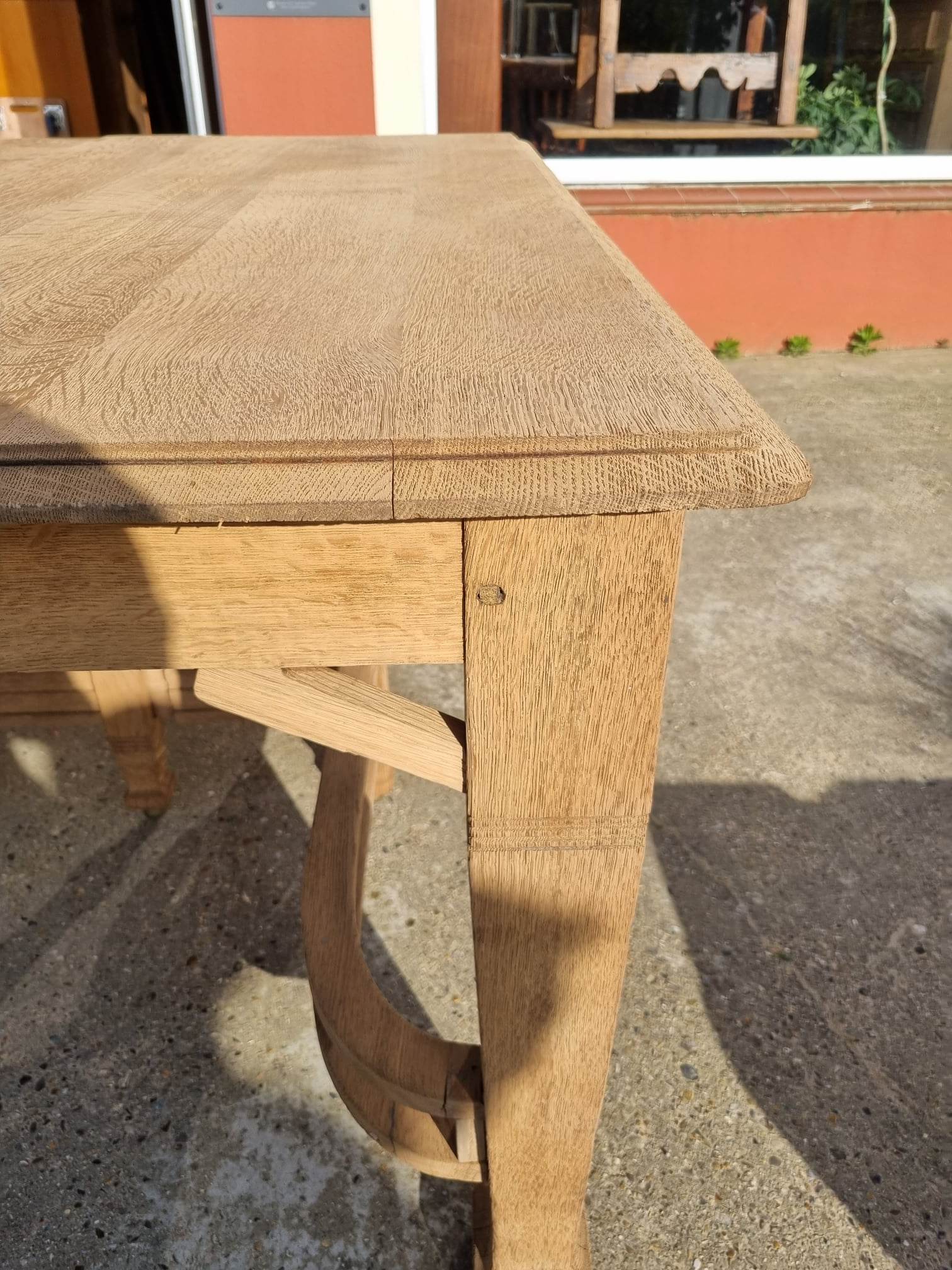 Extendable oak table