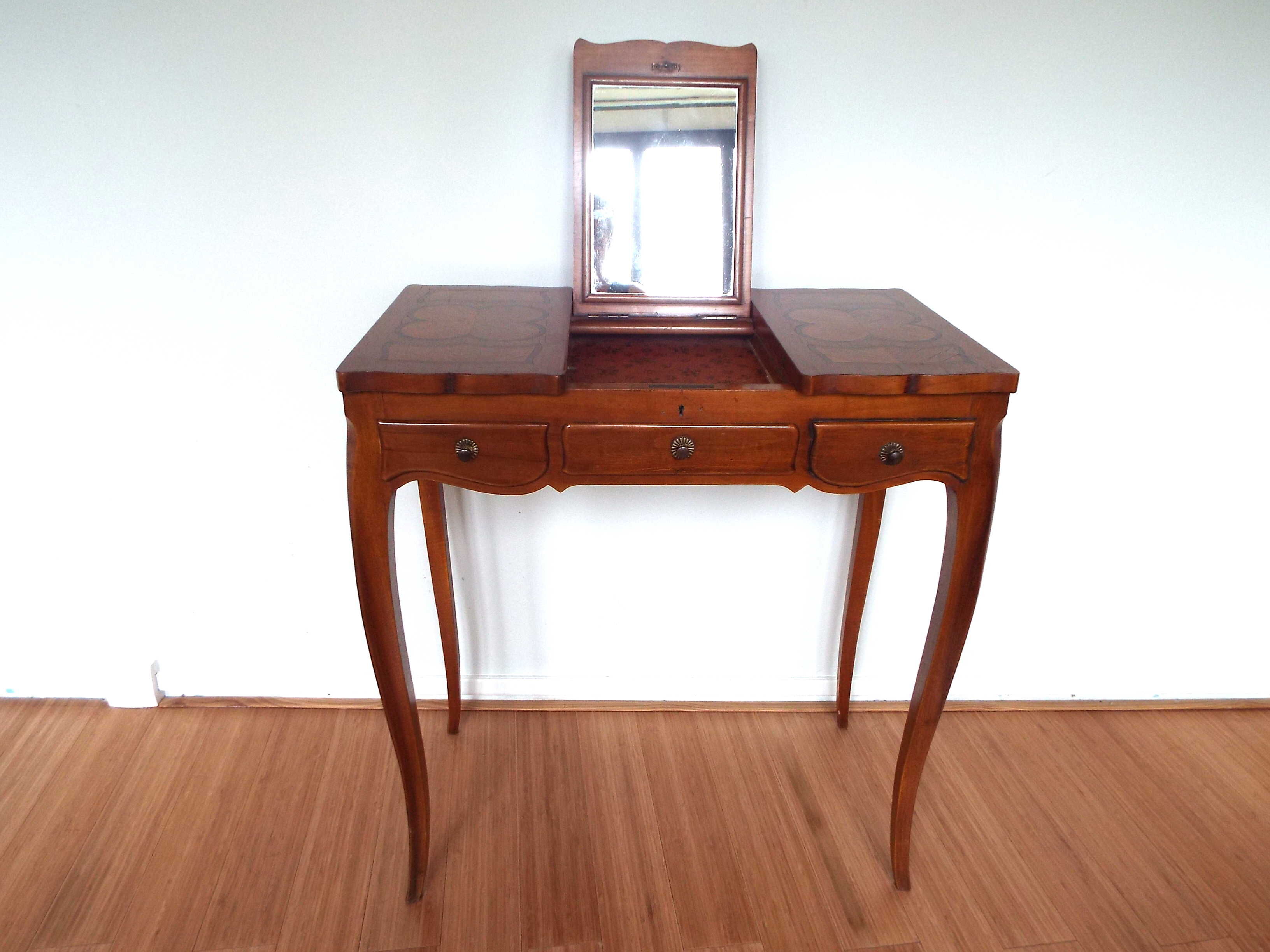 Table dressing table worker