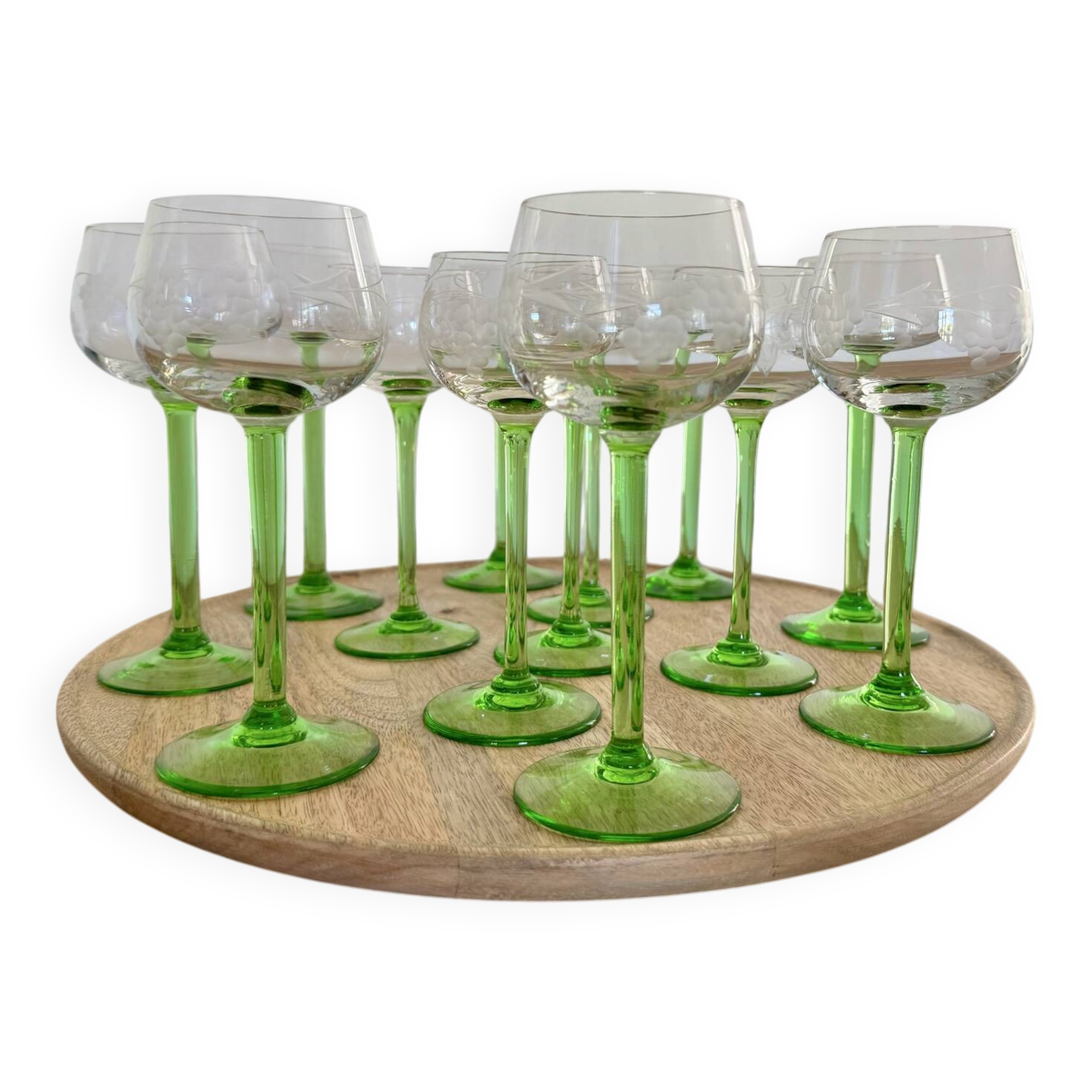 Vente de 13 verres  à vin alsaciens ciselés de grappes et feuilles