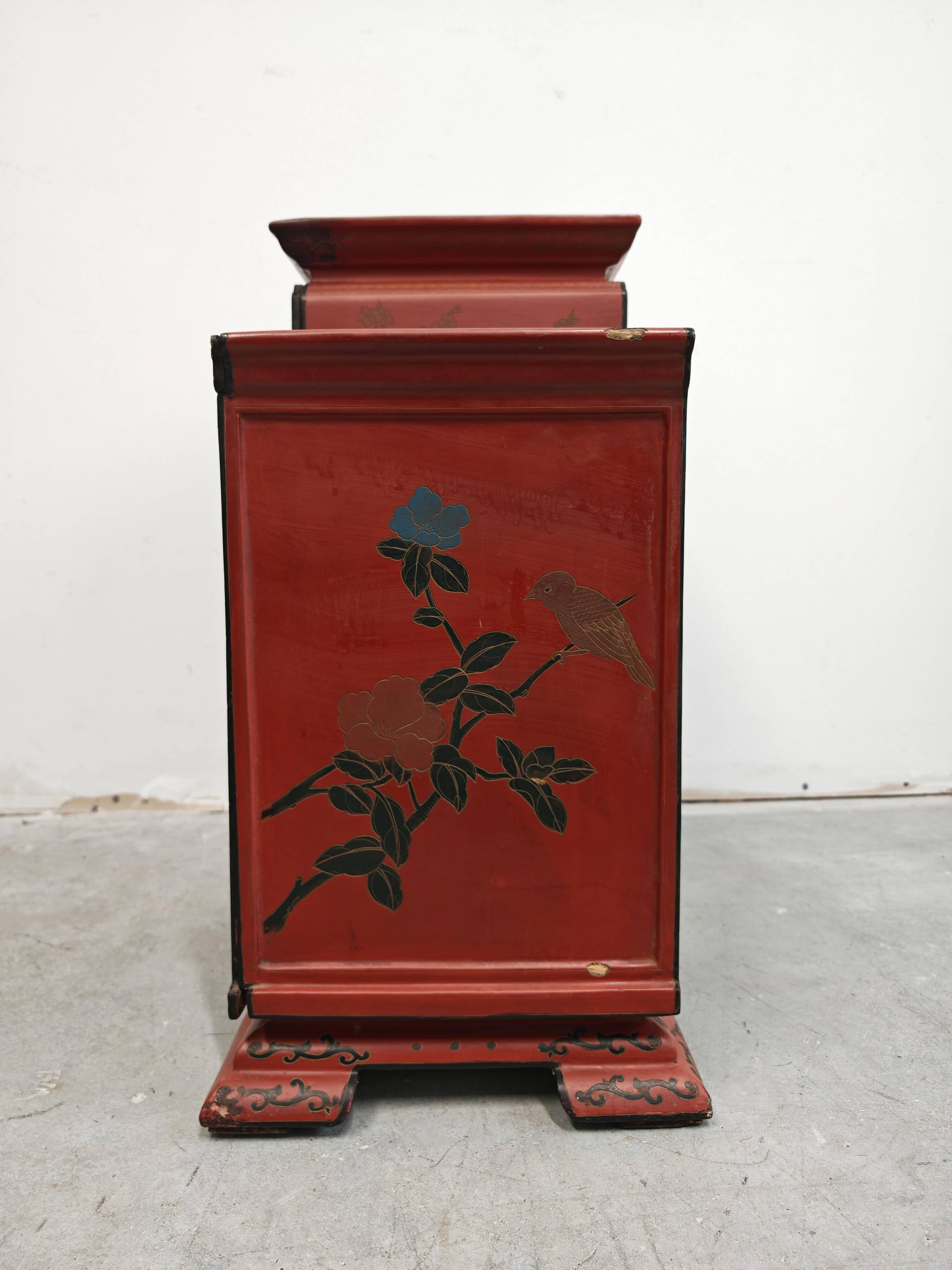 Antique bedside tables in lacquer with hand-painted decorations.