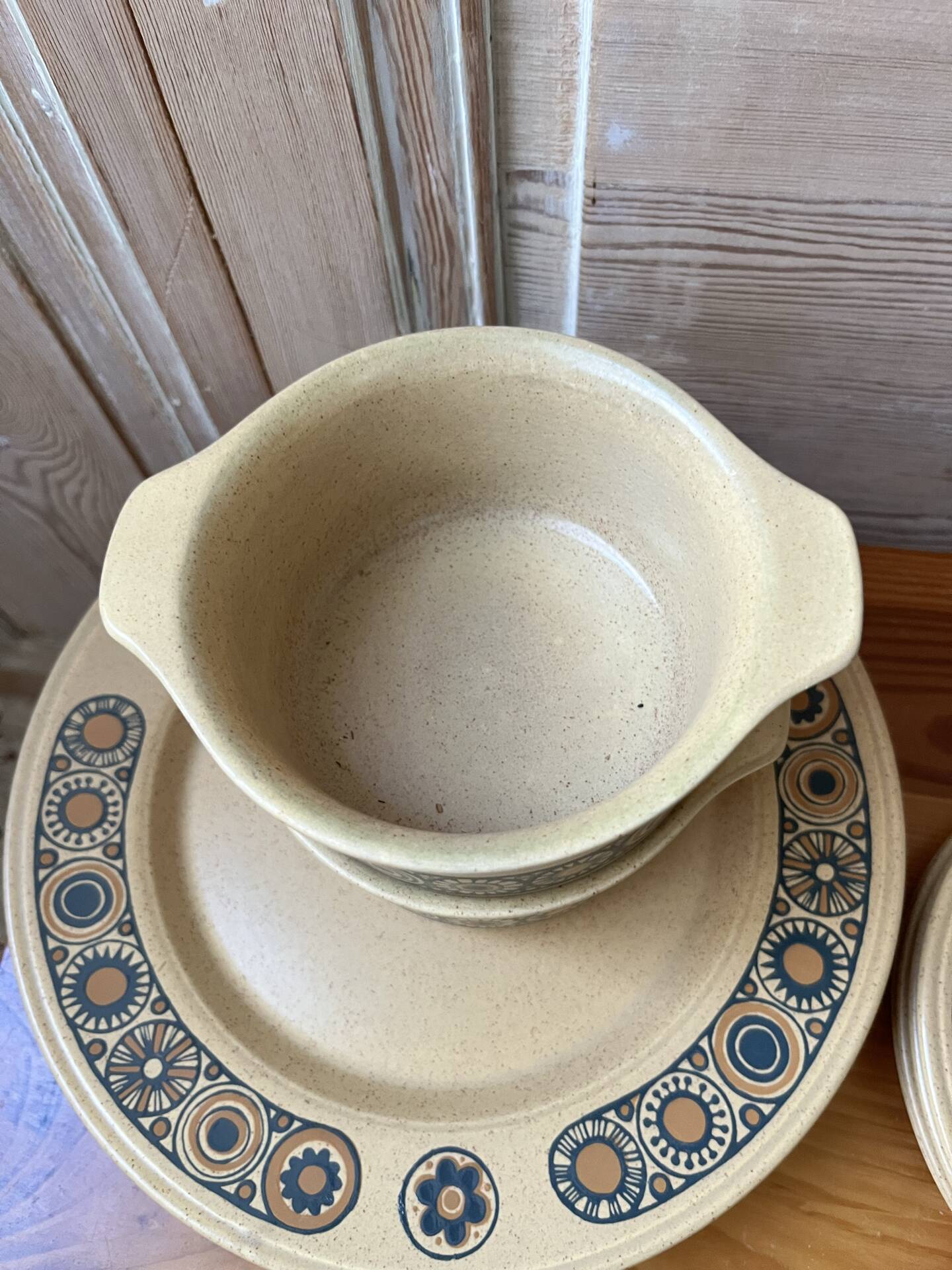 Série de 8 assiettes et 2 bols