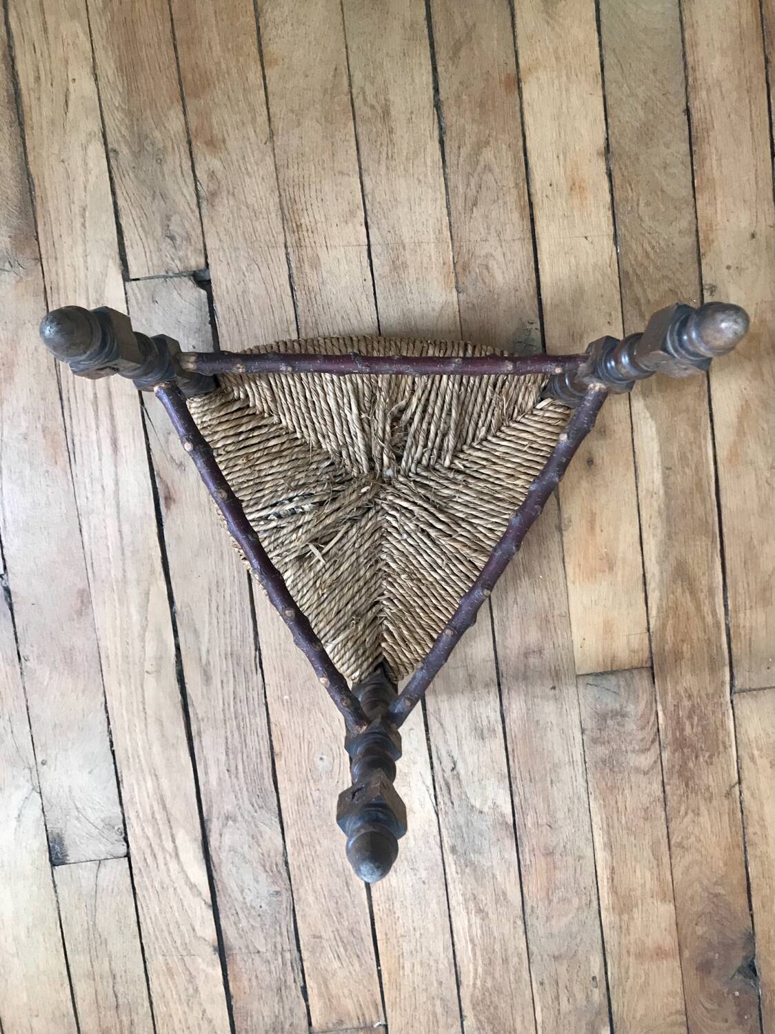 Old Provençal-style mulched tripod stool