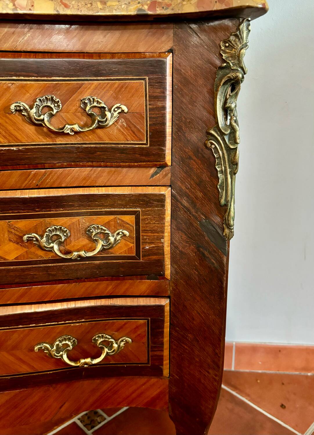 Petite commode style Louis XV