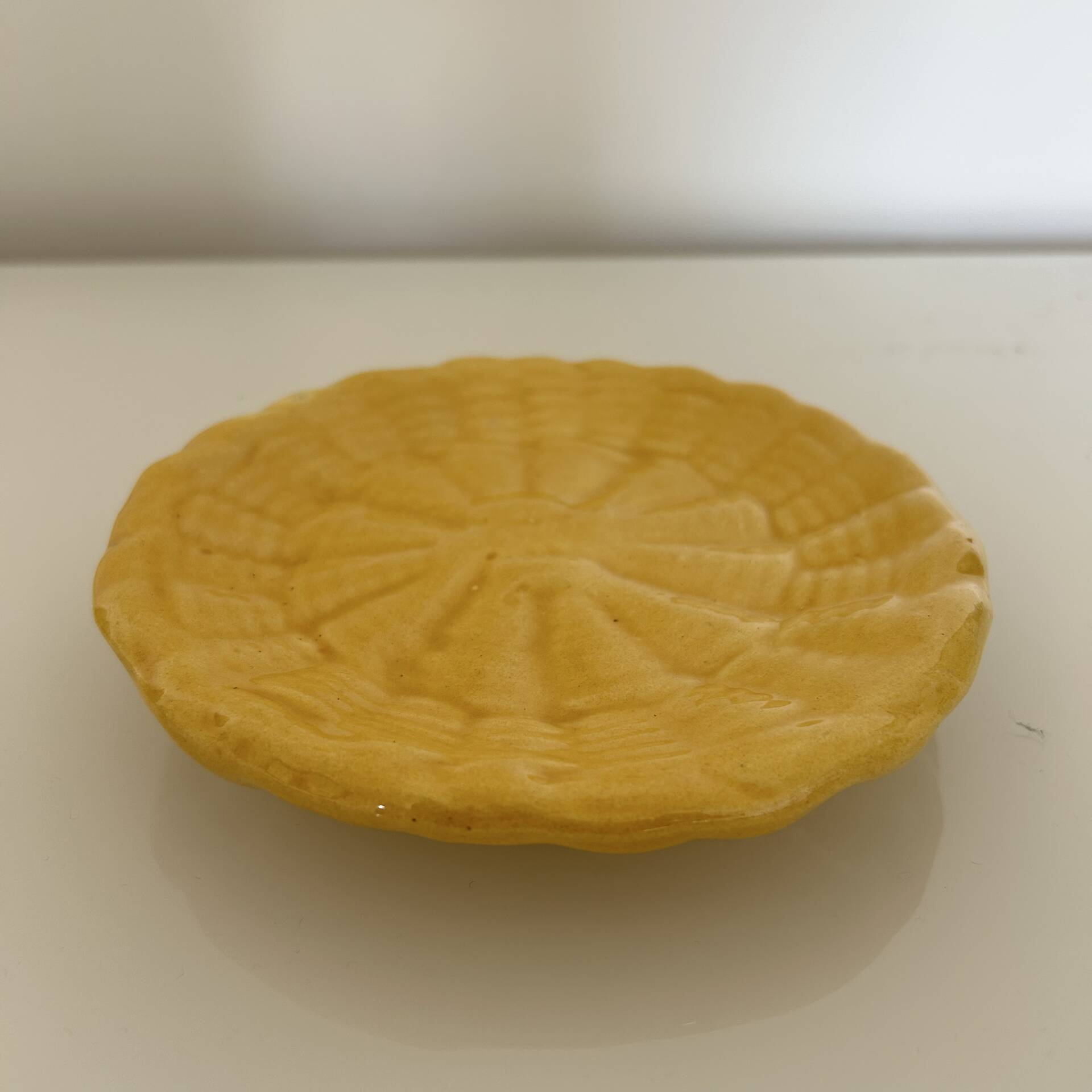 Petit plat provençal en barbotine